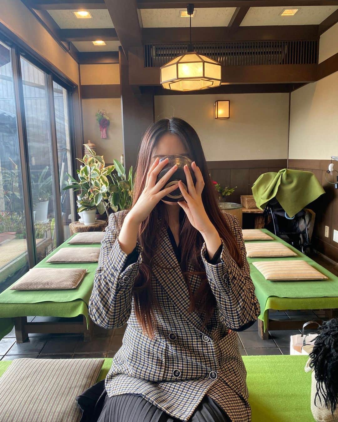 小柴綾香さんのインスタグラム写真 - (小柴綾香Instagram)「A short tea break in Kyoto 🍵 弾丸出張の合間のティーブレイク。 数年前に、ひとりで1週間くらい地図片手に京都のお寺巡りをしたのがとっても楽しかったなぁ。」3月10日 18時20分 - ayakakoshiba