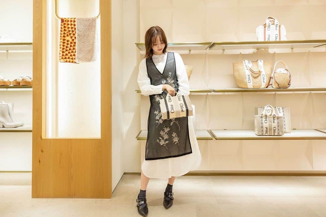 江野沢愛美さんのインスタグラム写真 - (江野沢愛美Instagram)「クロエ銀座店に トートバッグ"Woody"を見に行きました☺︎  1枚目の新作のバッグも可愛かったしサンダルも素敵っ。  私はミニサイズのバッグをchoice❣️  #chloe」3月10日 18時21分 - enosawa_manami