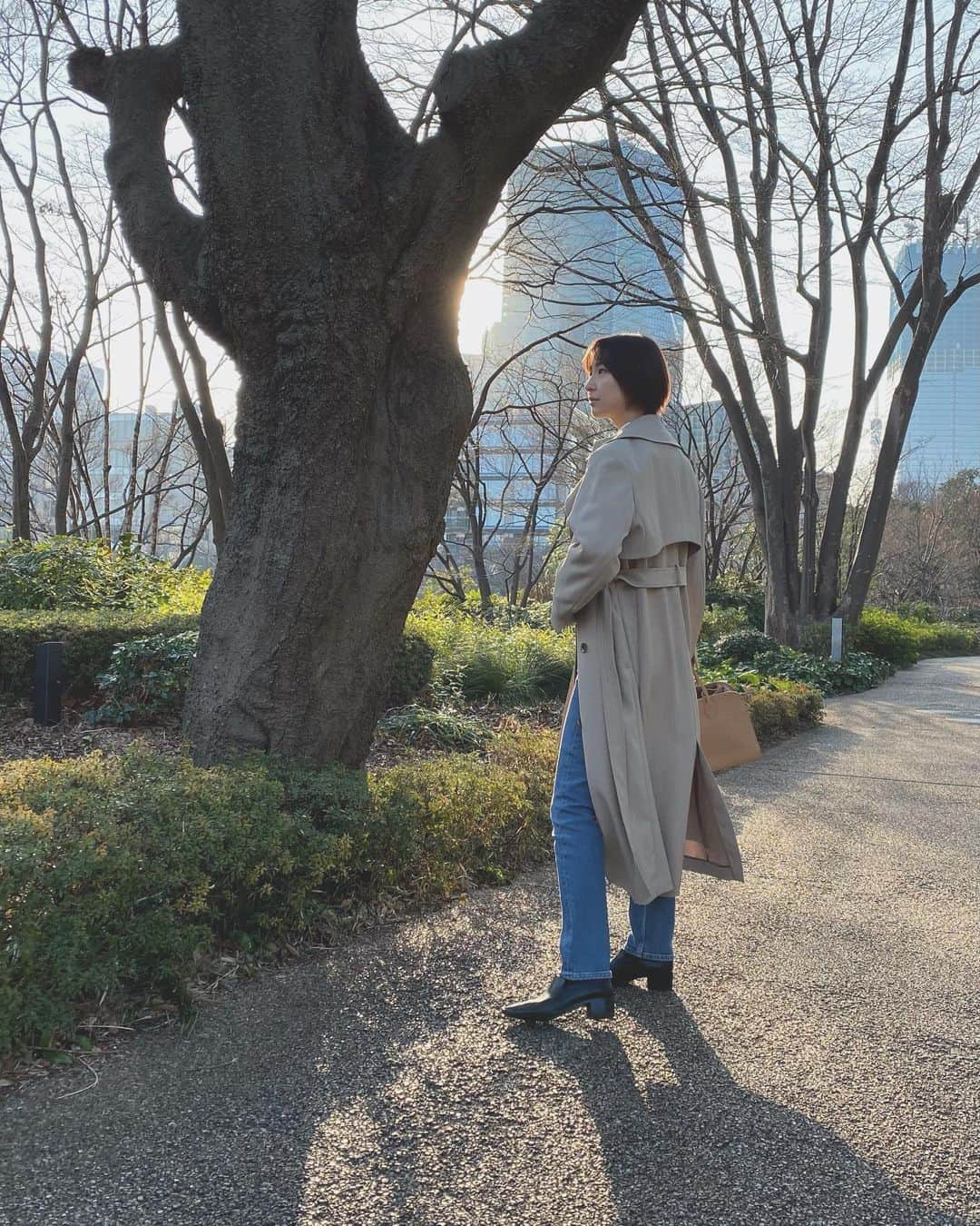 篠田麻里子さんのインスタグラム写真 - (篠田麻里子Instagram)「一日ドラマ撮影で私服 一瞬しか着ないけど気持ち春にしてみました✨  coat @lecielbleu_official  tops @milaowen_official  bag @therow   #marikoday#ootd #大人カジュアル #トレンチコーデ」3月10日 18時46分 - shinodamariko3