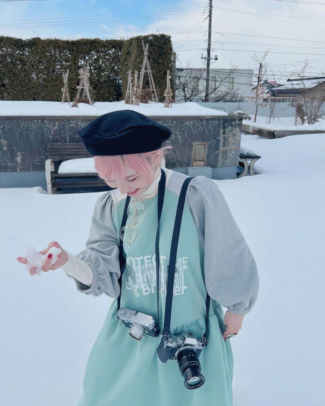 益若つばささんのインスタグラム写真 - (益若つばさInstagram)「TOKYODOTの撮影で新潟へ。つばカメ📷してきました！ @tsubacame  @tokyodotmag  普段東京に住んでいると雪が降っているという概念がなくてなんと穴の空いた春用スニーカーで参戦、、！⛄️😂😭(こちらすごく可愛くてお気に入りです！) 挑戦している方々を撮影しています。 発売楽しみにしていてください…‼︎ @tokyodotmag  お洋服は　 outer… @beautifulpeople_officialsite  dress👗…@nakagami_official です！ sneaker👟… @beautifulpeople_officialsite x @mizunojp  béret hat… @dior glasses👓… @gucci  Green ring… @riefejewellery_official  silver ring… @ryuukimaeta  です！⛄️✨雪とラーメン嬉しいー！ 最後の動画は東京駅に出発の2分前についてピンチの様子です、、。 1時間に1本らしく、、間に合ったぁ、、。」3月10日 19時21分 - tsubasamasuwaka1013