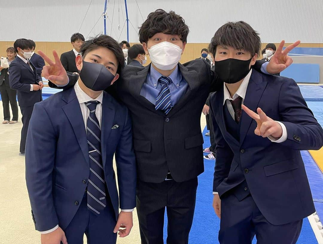 谷川翔さんのインスタグラム写真 - (谷川翔Instagram)「皆さんこんにちは！ セントラルスポーツ体操競技部兼広報部の谷川翔です。 卒業シーズンですね~ 本日は順天堂大学体操競技部の送別会が行われ、鈴木シゲ率いる4年生を送り出しました。ついでに、野々村選手と早坂選手も送り出しました。 皆様のこれからのご活躍を心より願っております。  3枚目、毎年恒例(初の試み)のセントラル選手の腕組みカッコつけ(1人変な人いる) 4枚目、毎年恒例(2回目)の謎の3人。(お前らパーマ当てすぎ) 5枚目、仲良し同期3人⁉︎ (撮影者、ハブられ前野風や)  以上、自称セントラルスポーツ広報部のかけでした。  ＊スーツあるある スーツ着て写真撮る時、なぜか腕組んでカッコつけたくなる @centralsports_athlete  早いものねってミセスグリーンアップルも言ってた」3月10日 20時23分 - kakerutanigawa