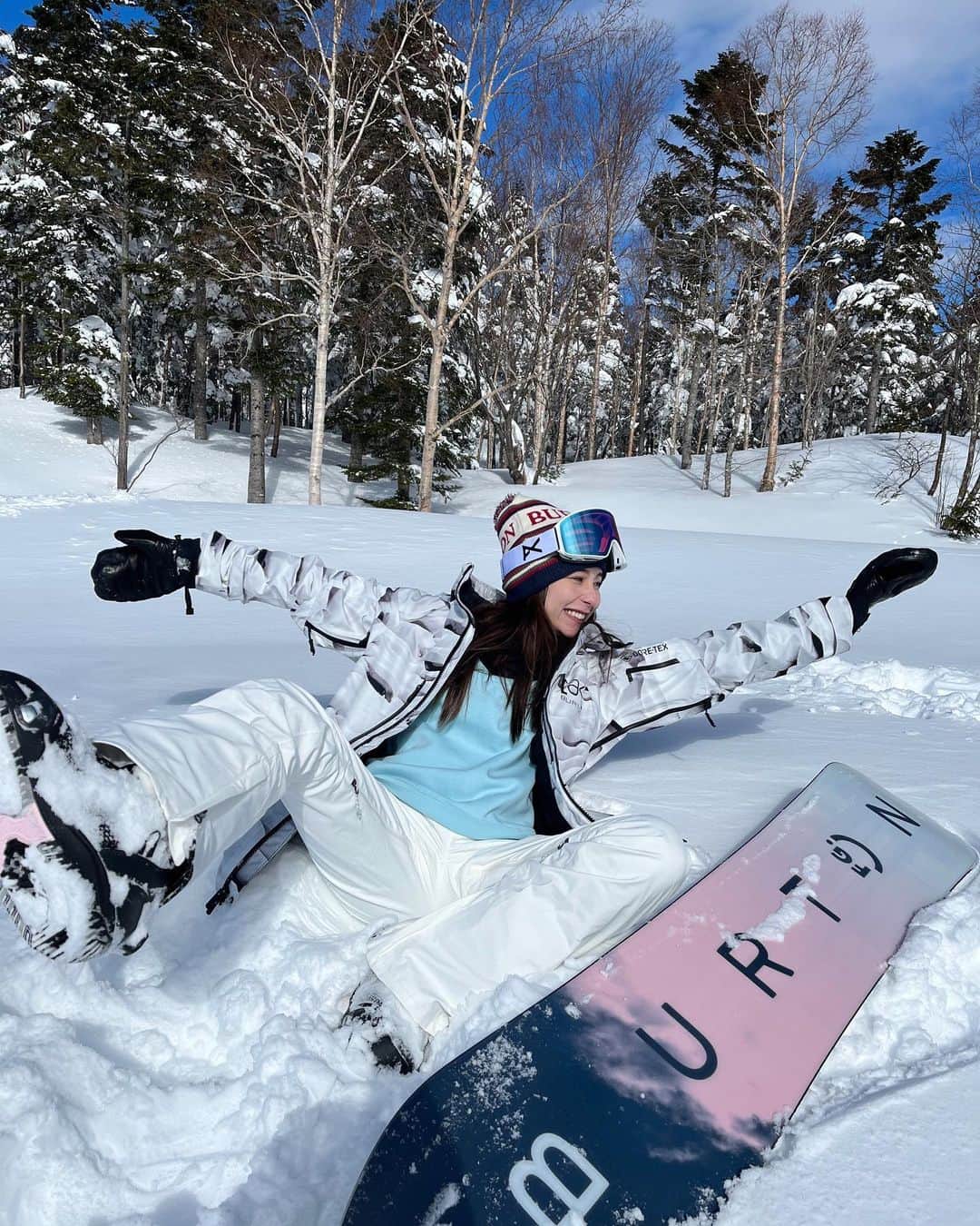 丹羽仁希さんのインスタグラム写真 - (丹羽仁希Instagram)「スノボード🏂🤍  今年もウェアと板可愛いのです。 Thank you @burtonjapan  #snowbording」3月10日 21時10分 - __niki22