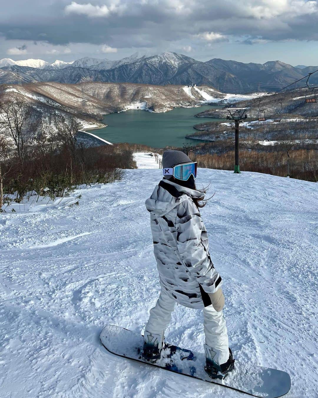丹羽仁希さんのインスタグラム写真 - (丹羽仁希Instagram)「スノボード🏂🤍  今年もウェアと板可愛いのです。 Thank you @burtonjapan  #snowbording」3月10日 21時10分 - __niki22