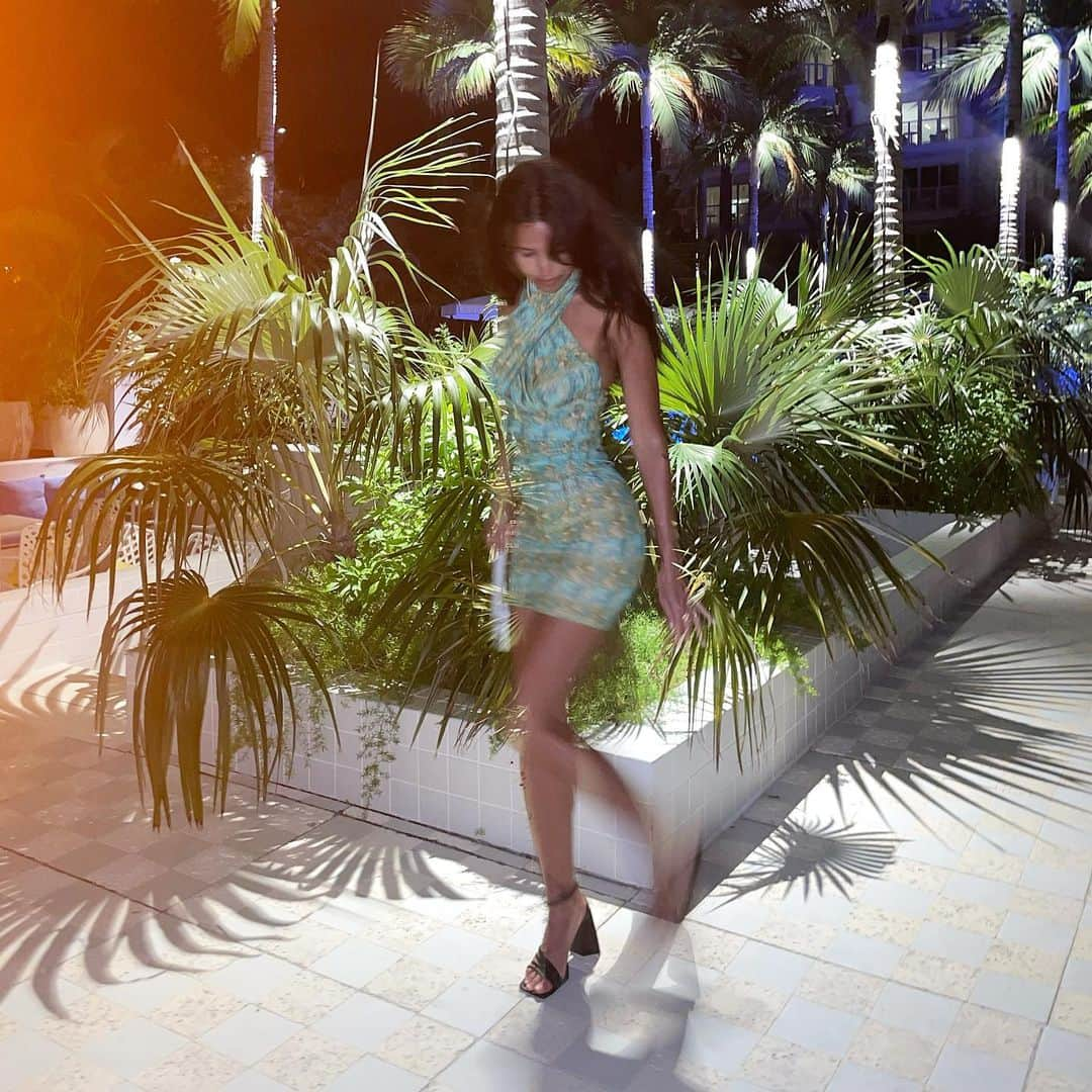 Ashley Skyさんのインスタグラム写真 - (Ashley SkyInstagram)「Cayman nights 🦜💚」3月11日 2時33分 - ashleysky