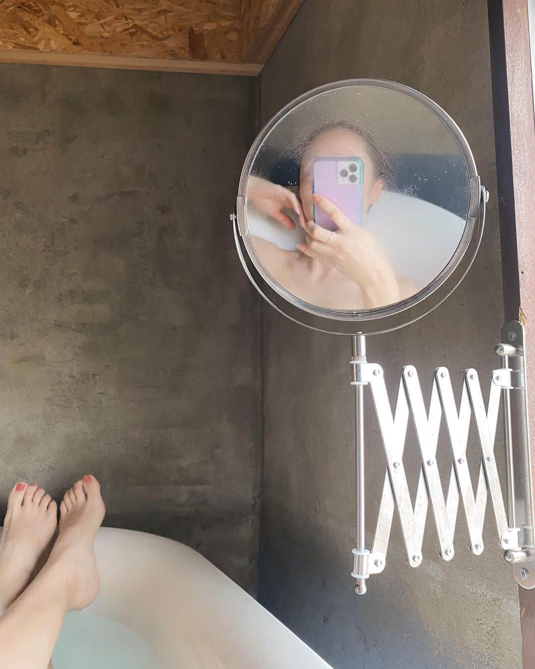 Ami さんのインスタグラム写真 - (Ami Instagram)「お昼に電気をつけずゆっくり入るお風呂が好き🛀 そしてペンちゃんが周りでうろちょろしてるのも最高に癒し🐾❤️」3月11日 12時18分 - ami_dream05