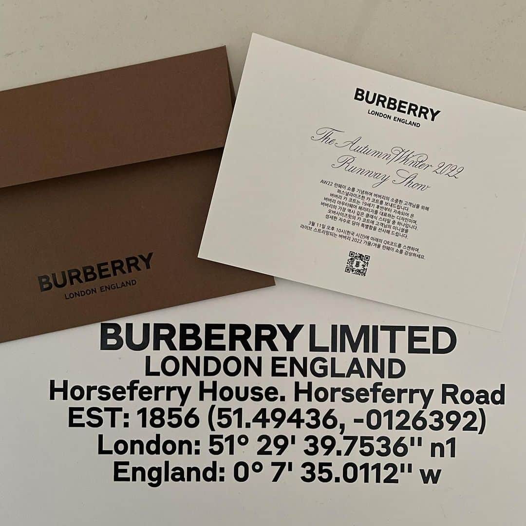 ウィ・ハジュンさんのインスタグラム写真 - (ウィ・ハジュンInstagram)「Looking forward for the Burberry AW22 Show, Fri 3/11 @10pm KST #BurberryShow #BurberryAW22」3月11日 15時57分 - wi__wi__wi