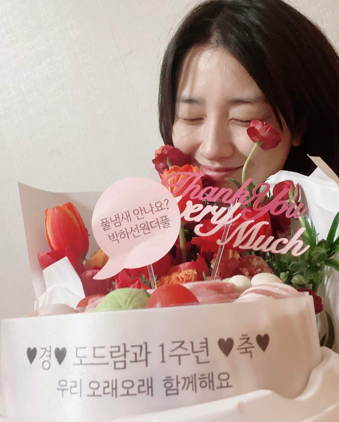 パク・ハソンさんのインスタグラム写真 - (パク・ハソンInstagram)「우리 만난지 벌써 1년❤️  올해도 함께 해요😍  @dodram.official😘  오늘 저녁은 도드람 삼겹살😋 삼겹살 케잌은 처음이야😛 이건 재계약 기념인가요! 봄맞이 기념인가요! 감동동동동😭  *카카오선물하기 로도 주문하거나 선물 할 수 있어요! 명절이나 감사한 분들께 애용한답니다🙏🏻 마켓컬리에도 있대요! 신선하게 바로 보내줘서👍🏻  그나저나 배구 경기볼 때마다 뿌듯😁」3月11日 18時24分 - mintsungrace