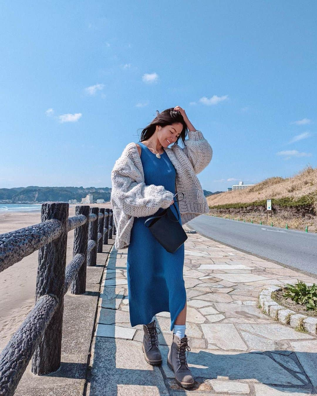 清宮佑美さんのインスタグラム写真 - (清宮佑美Instagram)「一気に春めいてきて薄着になれるの嬉しい〜😆🙌🏾🌸  海上がりに @nicenice_moment のブラカップ付きタンクトップドレスがめちゃくちゃ重宝してます🥺👗 着替えが楽ちんで最高👐🏾💙💙 ペットボトルからリサイクルされたポリエステル糸にコットンとシルクをブレンドしたモチモチな着心地なの🥰♻️ なんと言っても "老舗の下着メーカーが考え抜いたカップの機能性を活かした快適なウェア"という通りここのブラカップがすごくて😳🤭 ゴムの代わりに背中までぐるっとパワーネットが入ってるおかげで どんなお胸にもフィットして 安心感がすごい！✨ 背中のゴムの跡も出ず (☜ここ重要)スッキリした無駄のないシルエットがスタイルUPしてくれるよ😚💛  この前横浜のMARINE&WAKEをブラブラしてたら NICENICE MOMENTが入ってるHOTEL PEARL19というお店を発見👀 お店で試着出来るのは嬉しいよね〜😆 着心地抜群だからぜひ試してみてね！ 新宿ルミネにも直営店があるよ😀 もちろんECサイトからも買えるよ💻👌🏾  #nicenicemorment #nnm #ナイスナイスモーメント#aftersurf #googlepixel6 #pixelで撮影」3月11日 18時32分 - yuumi_seimiya