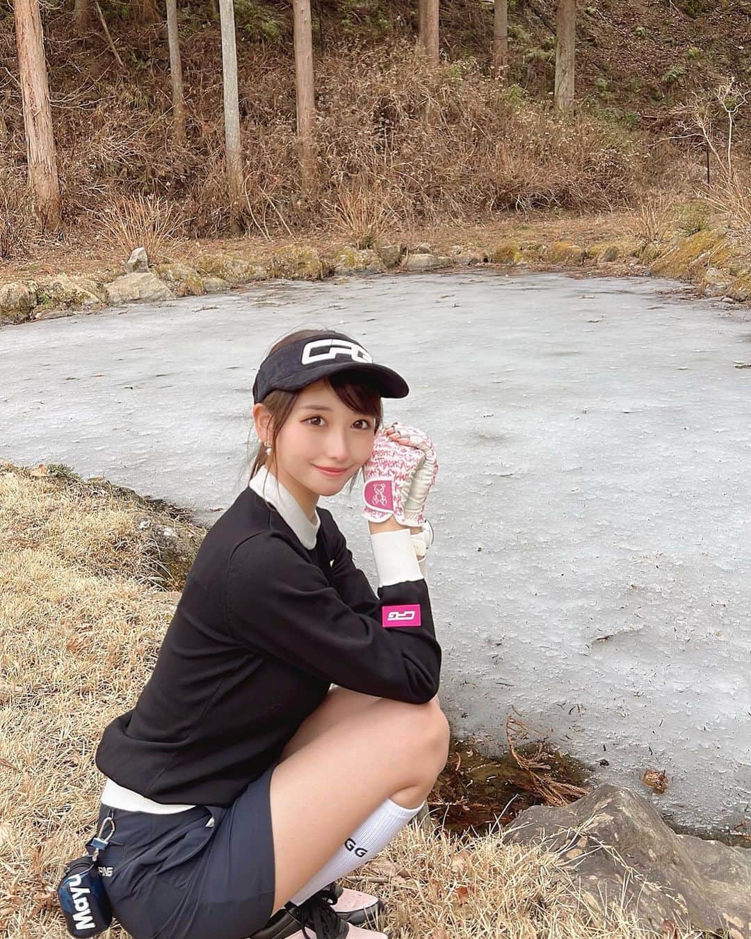 MAYUさんのインスタグラム写真 - (MAYUInstagram)「. ストーリー載せたら好評だったのでフィードにも投稿🤍 メイプル都内から行きやすいし綺麗だし好き⛳️✨ . 右袖のピンクのタグがポイントになってかわいい💓💓 @cpggolf_official  . 最近暖かい日が多いから、池が凍っててびっくりしたのー🧊！（3枚目） 記念撮影しといた🤳笑 . #cpggolf#cpg#cpgapparel#golf#golfwear#ping#pinggolf#pingapparel#pgg#pearlygates#golfswing#golflife#golfaddict#golfshot#golfer#fashion#fashionstyle#シーピージー#シーピージーゴルフ#ピン#ピンゴルフ#ピージージー#パーリーゲイツ#ゴルフ#ゴルフウェア#ゴルフ女子#メイプルポイントゴルフクラブ」3月11日 18時51分 - mayu.kina_golf