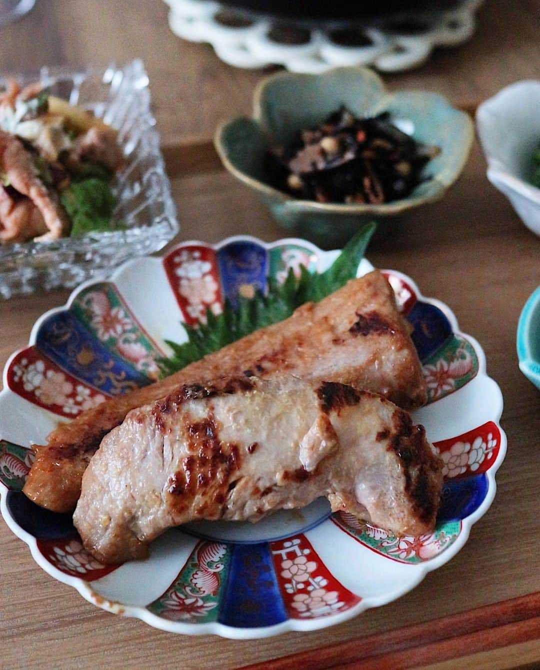 池田るりさんのインスタグラム写真 - (池田るりInstagram)「. 夜ごはん✨ 筍ご飯や菜の花の辛子和えでちょっと春っぽい献立でした☺️🌸 . マグロ問屋さんの @kanefuji_1818 でお取り寄せした天然メバチマグロのほほ肉とツノトロの西京漬けが美味しくてハマり中😍柔らかくてジューシー☺️ お刺身とかも今度注文してみようっと🙋‍♀️ . . . #家ご飯 #家ごはん #おうちごはん #筍ごはん #たけのこご飯 #菜の花 #つくね  #まぐろ問屋 #天然マグロ #メバチマグロ #バチマグロ #西京漬け #西京焼き #焼き魚 #希少部位 #ほほ肉 #ツノトロ #今日の夕ごはん #ご飯が進む #おかわりがとまらない #魚を食べよう #魚好き #マグロ好き #お酒に合う #日本酒のあて #美味しすぎて幸せ #美味しい暮らし #魚スタグラム #お取り寄せグルメ #pr」3月11日 20時05分 - ruri_ikeda