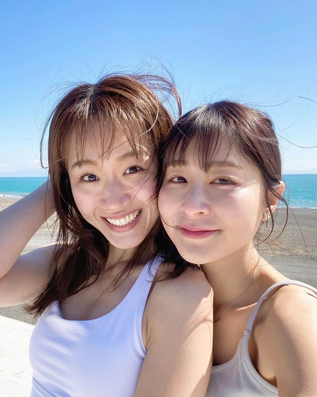 権田裕美さんのインスタグラム写真 - (権田裕美Instagram)「【🧘🏻‍♀️🤍🧘🏻‍♀️】 .  世界中の人を笑顔にすることは難しいかもしれないけど、 目の前にいる人たちに笑顔になってもらうことはできるかもしれない✨  目の前にいる人たちに笑顔になってもらいたいなら まずは自分が笑顔でいること✨  EMIKOとまたイベントしたいな！ なんてイメージしています♪ その時にはしっかりと「笑顔」のお土産 お渡しします🤍 . . . . . ⚠︎まだ北風が冷たい中の写真なので、鼻の先が真っ赤！鳥肌です🤣笑 . . . . . . . . . . . . . . . #ヨガインストラクター#ヨガウェア#ヨガウェアコーデ#巳年#平成元年#平成元年生まれ#平成元年ママ #男の子ママ #フィットネス女子 #フィットネス#フィットネスウェア #フィットネスジム#筋膜リリース#ストレッチ #ストレッチポール#筋膜リリースローラー #食育#ノーファンデ肌#ノーファンデお肌」3月11日 21時37分 - yumigonda