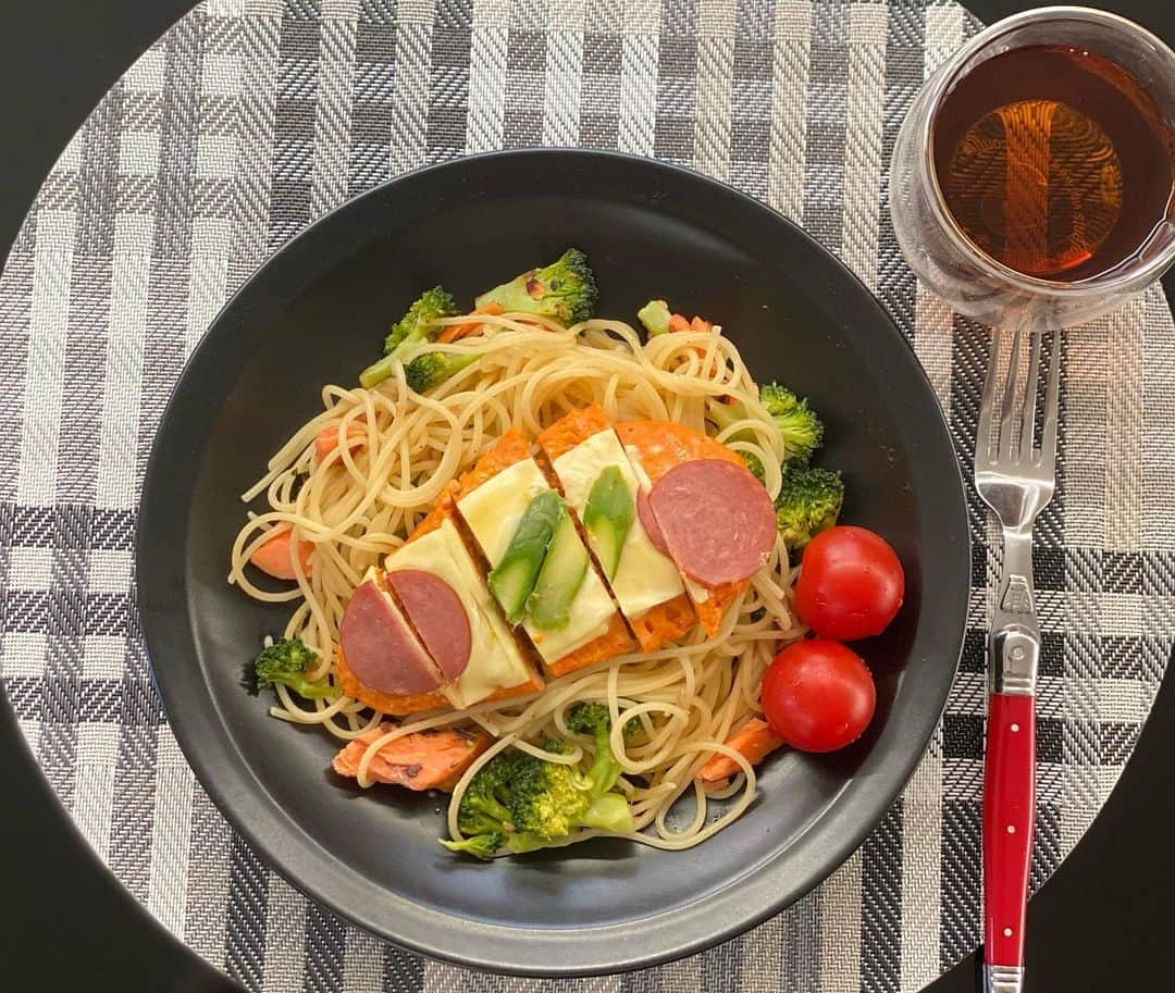 ひぃさんのインスタグラム写真 - (ひぃInstagram)「@asagohan_labo 🍽 ✨アマタケサラダチキン✨ ベーシックなタイプとdeliタイプ😋 deliタイプをパスタ🍝にドンっと乗せたらご馳走🤤✨✨✨ スワイプ3枚目、全種類です❣️ 気になる方は是非チェックしてみて下さい🐓 @asagohan_labo ✨✨ 冷凍で届くので必要な時に新鮮に食べられます✨✨  #朝ごはんラボ#楽天市場#あさごはん #アマタケ#アマタケサラダチキン #サラダチキン #サラダチキンアレンジ #パスタ#パスタランチ #パスタレシピ #タンパク質 #高タンパク #おうちごはん #おうちカフェ #hiiの彩りごはん #彩りごはん #ワンプレートごはん #lunch #pasta#pastalover #食事記録 #料理記録」3月11日 21時52分 - hii.piccolo