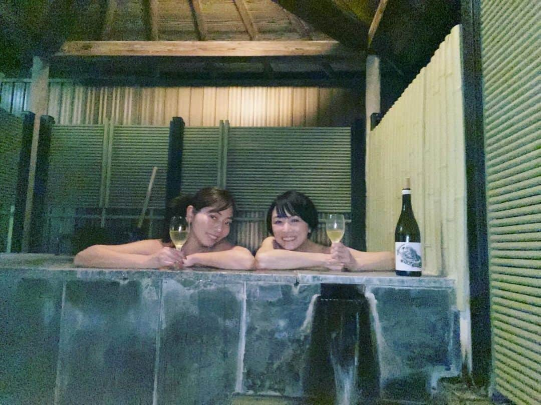 杏さゆりさんのインスタグラム写真 - (杏さゆりInstagram)「女子旅投稿の続き✨ 露天風呂ももちろんですが、なんと客室露天風呂付き😇 . 友達持参のナチュールワイン飲みながら🍷お風呂で5時間も語りました😂 格安でこんだけ楽しめたら最高✨ . 誘ってくれてワインまで持参してくれた友達に感謝🙏💕 . #女子旅　#girlstrip #温泉 #onsen #ナチュールワイン #Naturewine #杏さゆり #SayuriAnzu」3月11日 23時29分 - anzu_sayuri_official