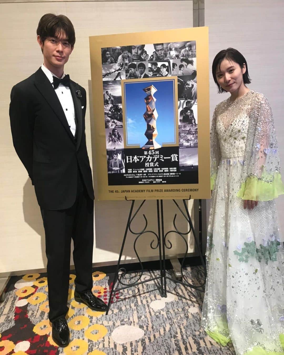 宮沢氷魚さんのインスタグラム写真 - (宮沢氷魚Instagram)「日本アカデミー賞新人俳優賞を受賞しました！夢のような時間でした。  今まで携わってくれた全ての方に感謝の気持ちでいっぱいです。 これからも応援よろしくお願いします！  吉田監督から素敵なお花を頂きました💐」3月12日 12時59分 - miyazawahio