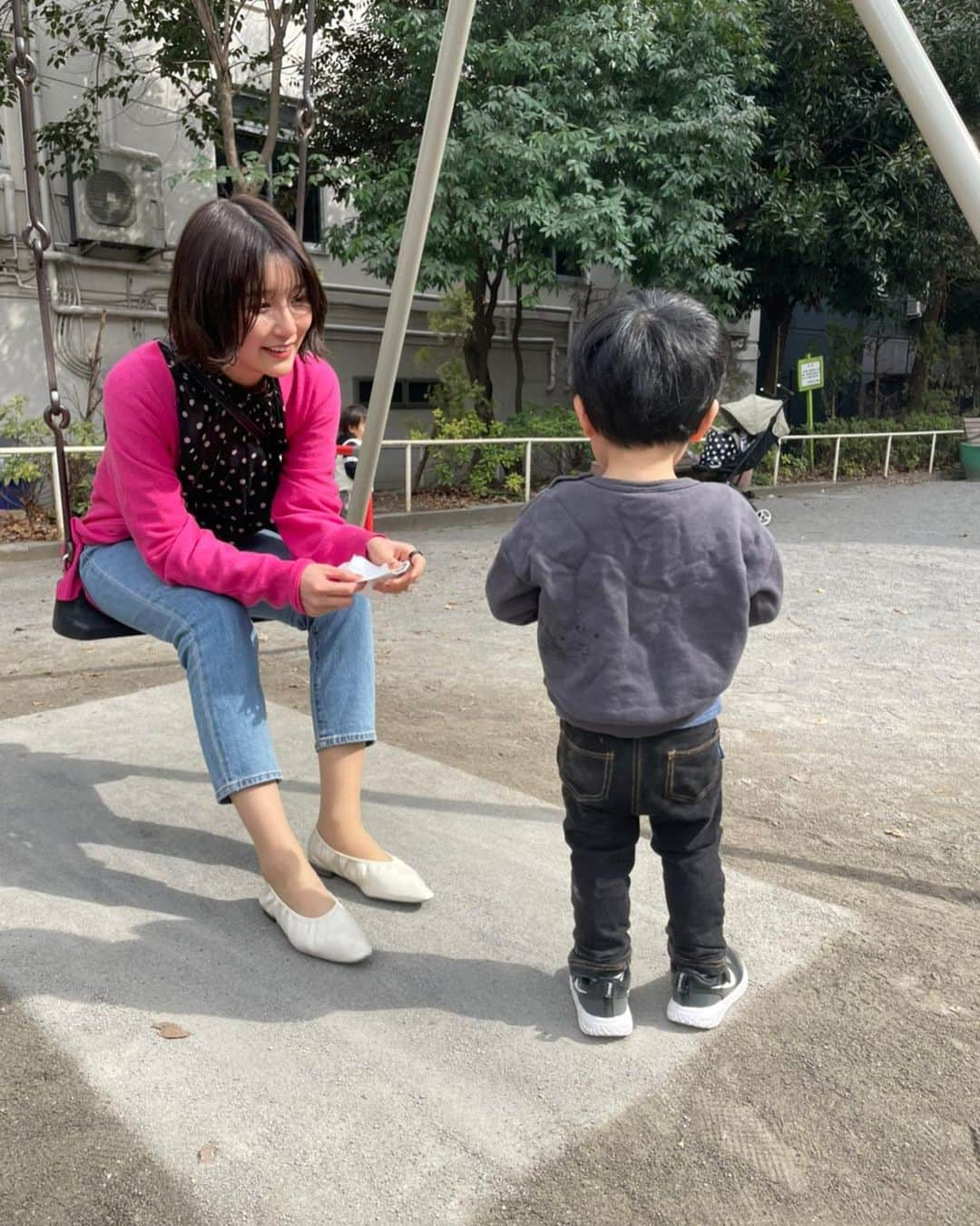 蒼川愛さんのインスタグラム写真 - (蒼川愛Instagram)「基本優しいさん👶🏻🤍 公園楽しかったね〜 @ayune____  に遊んでもらうという贅沢。。 ありがとうございました❤️ . . .  #ママポスト#男の子赤ちゃん#2歳半 #撮影#日常#fashion#cordinate#春服#公園 #ママと息子 #育児日記#育児記録#日常#男の子赤ちゃん  #赤ちゃん #成長記録 #たまひよ」3月12日 13時17分 - tougarashi_suki