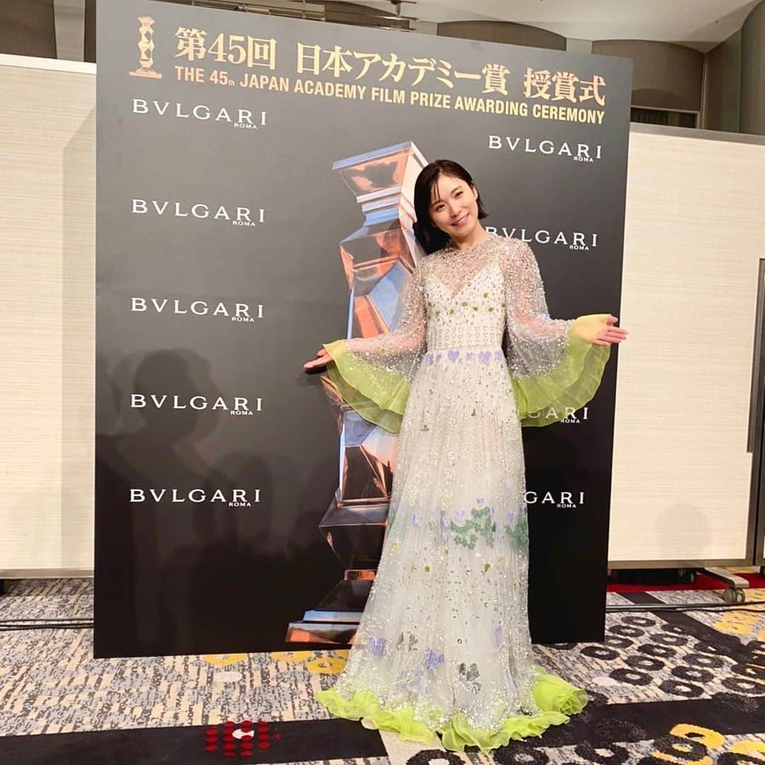 松岡茉優さんのインスタグラム写真 - (松岡茉優Instagram)「. 第45回日本アカデミー賞に参加させていただきました。 映画を愛し、映画に生きるたくさんの方が集う時間は 眩しくあたたかい時でした。  ありがとうございました。 想いと祈りを込めて。  松岡茉優  #キラキラと魔法をかけてくれたのは #maisonvalentino」3月12日 16時06分 - mayu_matsuoka_koushiki