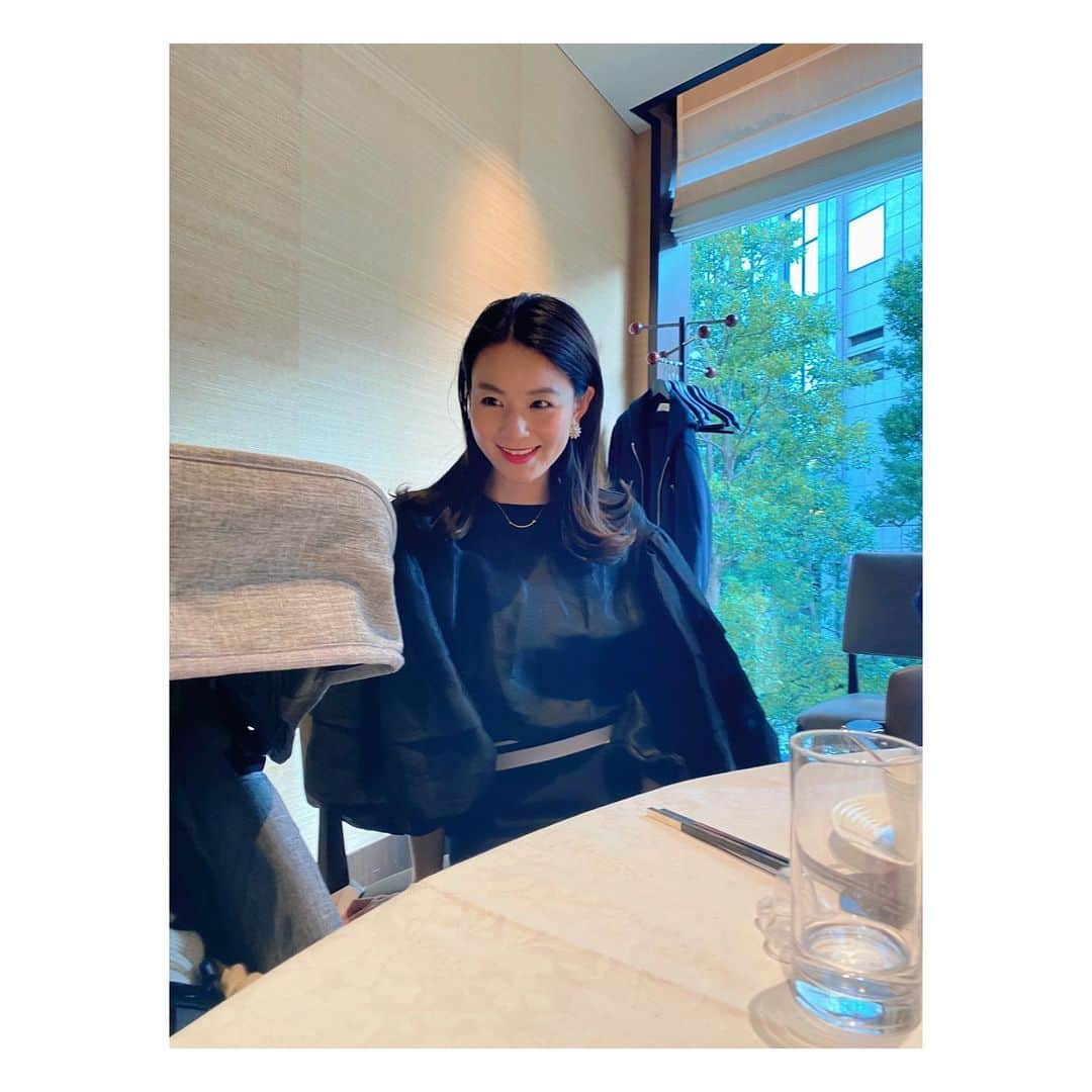 秋元玲奈さんのインスタグラム写真 - (秋元玲奈Instagram)「暖かーい! 今日はコートなし！春用に買ったばかりのブラウス一枚で️🌸久々に髪をおろしてみる。  #春到来 #花粉症 #springfashion  #familylunch #双子ママ #3ヶ月ベビー  #三兄弟ママ #momsfashion」3月12日 16時09分 - rena_akimoto