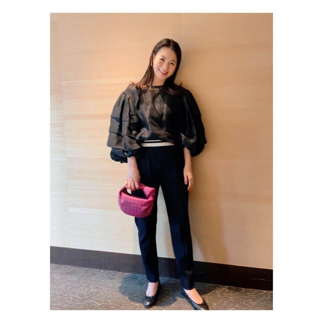 秋元玲奈さんのインスタグラム写真 - (秋元玲奈Instagram)「暖かーい! 今日はコートなし！春用に買ったばかりのブラウス一枚で️🌸久々に髪をおろしてみる。  #春到来 #花粉症 #springfashion  #familylunch #双子ママ #3ヶ月ベビー  #三兄弟ママ #momsfashion」3月12日 16時09分 - rena_akimoto