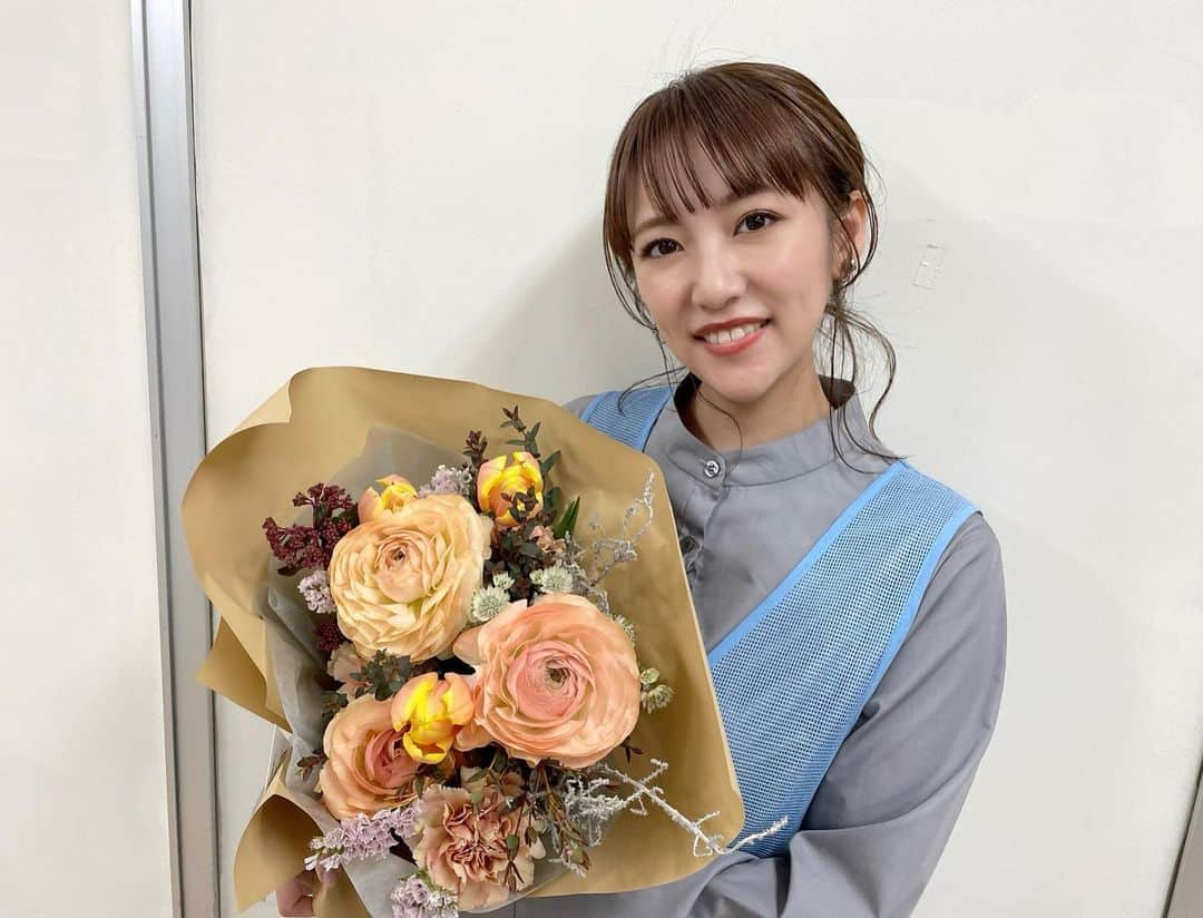 高橋みなみさんのインスタグラム写真 - (高橋みなみInstagram)「NHK総合 首都圏情報ネタドリ！ ラスト出演でした😊  ネタドリを通してニュースを知ることの大切さ、考える事の楽しさを学びました！ これからも学んだことを活かしていけるよう頑張っていきたいと思います✨ 4年間大変お世話になりました🥺 素敵なお花もありがとうございます🌸  #首都圏情報ネタドリ #NHK総合 #tv  衣装👗 ワンピース  @amerivintage イヤリング  @mex_handmade パンプス  @re_rz」3月12日 16時40分 - taka37_chan