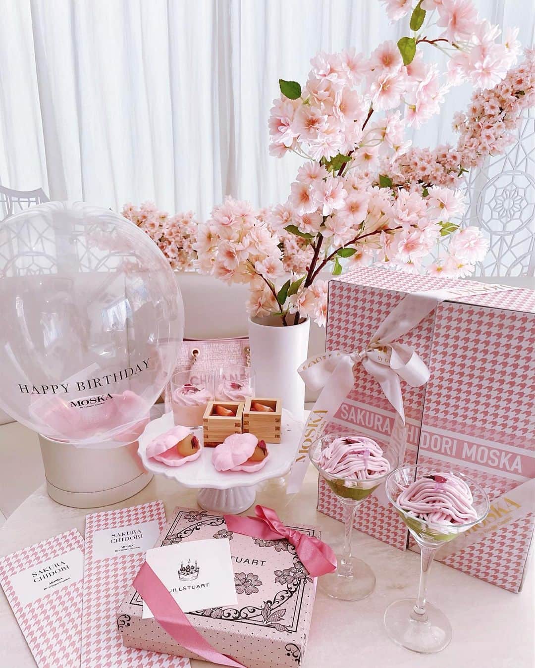 桜井莉菜さんのインスタグラム写真 - (桜井莉菜Instagram)「ねもちゃん @yayoi_n_ と 【 @moska_by_gingergarden 】で桜アフタヌーン🌸 ねもちゃんのお誕生日をお祝いしましたん🎂🥂💕 可愛いねもちゃん、おめでとう💋💋💋 一面桜でピンクの世界が可愛過ぎて…🌸🥺🌸 お洋服は、2人とも白のタートルにピンク縛り💗 私は【 @riina_couture 】のサテンフリルワンピースで行きました💕 2人とも実は声低めだから、テンション低く見られがちだけど、 可愛い空間に、とてもテンション上がってましたとさ😂💕  #moskaa#moskabygingergarden#青山#青山カフェ#青山アフタヌーンティー#桜#桜デザート#桜アフタヌーンティー#お花見#双子#双子コーデ#おそろコーデ」3月12日 17時02分 - rina__sakurai