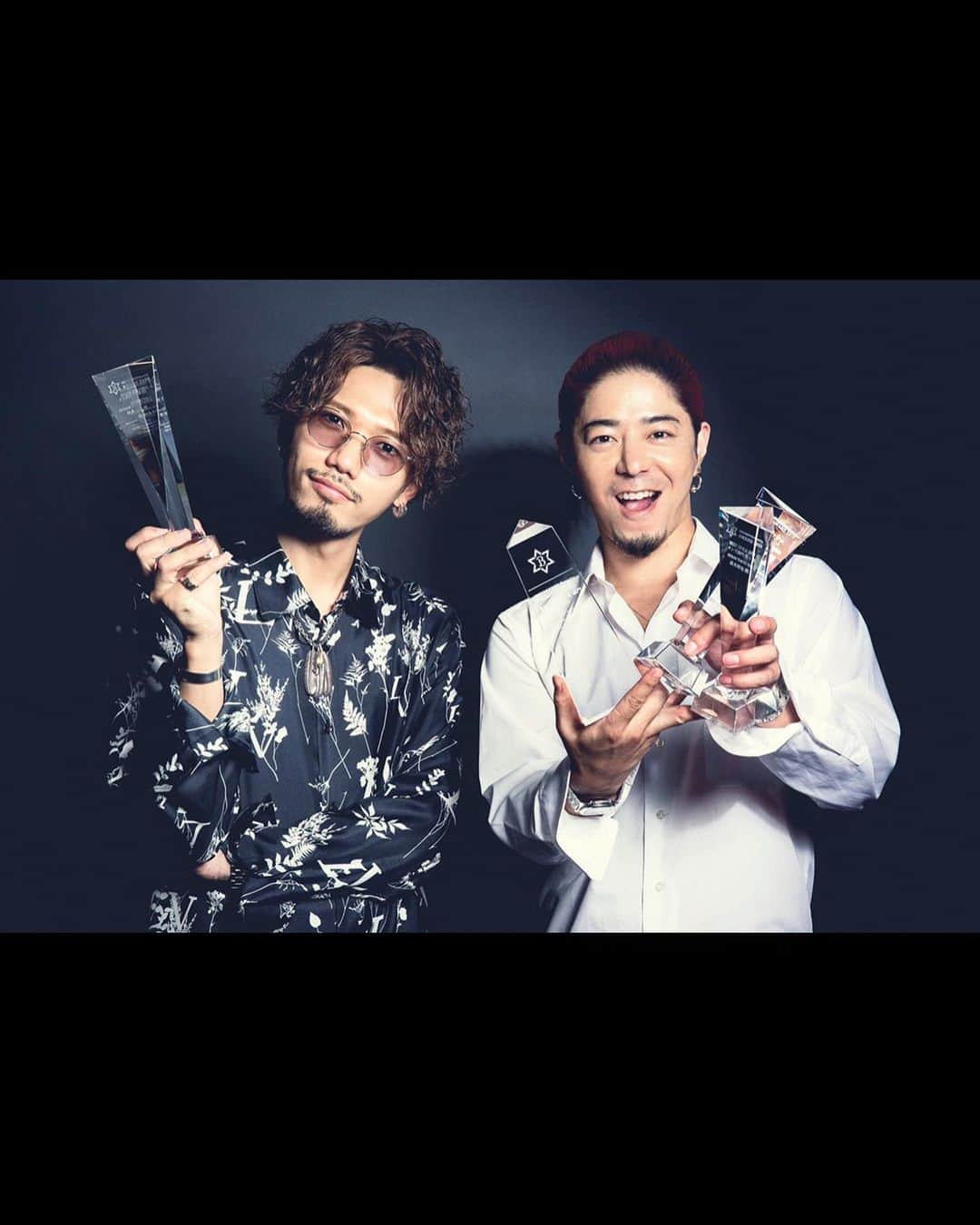 出井直助さんのインスタグラム写真 - (出井直助Instagram)「. 先日の授賞式にて結果発表があった、 🏆HOT PEPPER Beauty AWARD 2022🏆 の授賞トロフィーが届きましたので、 今大会への" 想い "を書かせて頂きます。  今回の大会の結果は全国 【第2位 】でした。 そして、5年連続での日本TOP10授賞 という成績を収めることができました。  4万2千 以上もの作品の中から、 【2位】というのは本当に光栄なことです。  このような結果を出すことができたのは、 ご協力頂いた皆様のおかげでしかありません。 いつも本当にありありがとうございます！！！  ですがやはり・・・ 2位は正直、すごーーーく悔しいです。 とにかくメッチャクチャ悔しいです。  2年振りの優勝を目指し、 【王座奪還】をテーマに今回のコンテストに挑みました。  昨年は【2連覇】を目指し4位だったのですが、 その時はプレッシャーに勝てなかったと、 凄く反省をしたので、  今回は【挑戦者】として、 新たな気持ちで、テッペンだけを目指してやってきました。  ですが今回の2位という結果は、 テッペンを取るにためには、 まだ自分に足りない部分があった。 それに尽きると思います。  様々な面で成長していかないと、 【日本一】を獲得するのは、 やはり難しいなと改めて思いました。  結果発表があってすぐは、 悔しいという思いが強すぎたのですが、 今になって冷静に考えると、 今回の敗因は自分のある考え方なのではないか？ と思いました。  2年振りになんとかして、 日本一を獲得したい。優勝したい。 這いつくばってでもなんとしても獲る！  と強く思っていたのですが、 それがダメだったのかなと。  日本一を獲るなら、  【ぶっちぎり圧倒的1位を獲る。】  それくらいの覚悟がないとダメだったかなと、 今では思います。  2位も凄く光栄なのですが、  惜しかったなぁ・・・とか、 あと1つだったのになぁ・・・とか、  もう、そんなこと思いたくない。 スーパー負けず嫌いなんです。  2位以下を寄せ付けないくらいの、 圧倒的な1位。  この作品は最高にカッコいい。  そんなことを思ってもらえるような、 最強の作品を作る。  これがこれからの僕のテーマです。  日本一を目指すことは本当に難しいこと だとはわかっています。 それでも、夢を現実にするまで、 絶対に諦めず、挑戦を続けます！！！  夢は夢でなく、必ず叶えるもの。 叶うまで、勝つまで、絶対に戦い続ける！！！  長文になってしまいましたが、 最後にもう一度だけ言わせて頂きます。  皆様、 いつも本当にありがとうございます！  皆様に必ず恩返しをさせて頂くためにも、 僕はこれからより一層進化していくことを誓います。  関西と、 日本の美容業界をより盛り上げていき、 1人でも多くの方をプラスに導けるような、 美容師であり、人間に必ずなりますので、 これからも何卒よろしくお願い致します。  来年こそ、コンテストにおいて、 " 王座奪還 " を必ず成し遂げたいと思います。 社長との約束も必ず果たします。 @takagi_ocean   来年は必ず、獲ります🔥🔥🔥  OCEANTOKYO WEST・代表  出井直助  #夢への挑戦 #hotpepperbeautyaward #ホットペッパービューティーアワード #OCEANTOKYO #OCEANTOKYOWEST #大阪美容師 #メンズ美容師  #メンズヘア #メンズ髪型 #出井直助」3月12日 21時10分 - ocean_naosuke