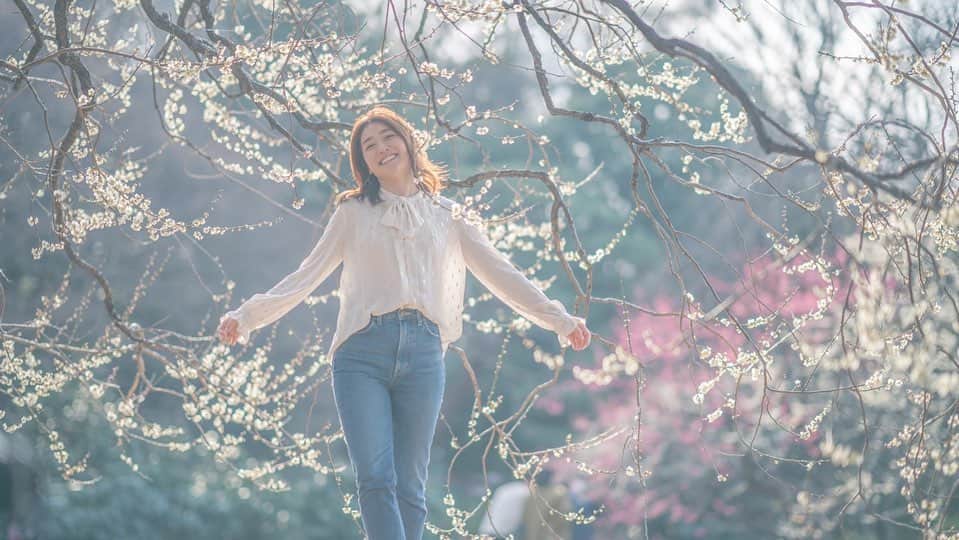 佐藤美樹さんのインスタグラム写真 - (佐藤美樹Instagram)「. . きょうの東京は、今年初めて気温が20度を超えました☀️ . . 日中はコートが必要ないくらいで、綺麗な青空が広がっていましたよ♪ . . . . お散歩するのにもとても気持ちの良い季節です🌸 . . 梅の花も満開でした☺️ . . .  花粉症の方には、辛い時期だと思いますが・・ . . お出かけの際は、しっかり対策をなさって下さいね！ . . お家で過ごされる方は、 あすの「佐藤の会オンラインツアー」 ぜひご参加をお待ちしています💓 . 詳細は佐藤の会HPをご覧下さい。 . . ━─━─━─━─━─━─━─━─ #春  #梅  #花  #満開  #新宿御苑  #お散歩  #撮影  #カジュアル  #デニムコーデ  #ファッション  #ゆるふわ  #カメラ女子  #女子アナ  #コーデ  #佐藤美樹   #ファインダー越しの世界  #カメラ  #ナチュラル  #ootd」3月12日 21時35分 - satomiki0224