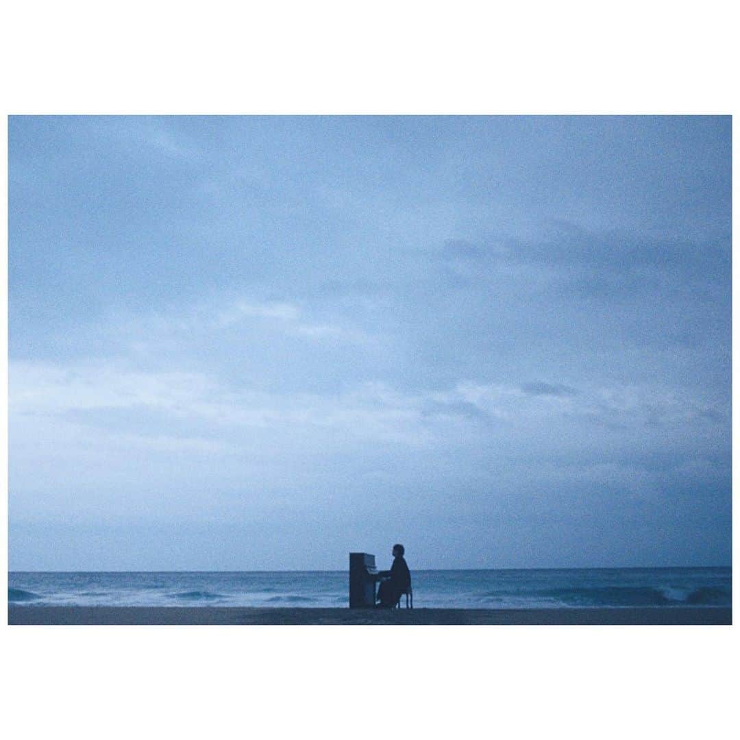 野田洋次郎さんのインスタグラム写真 - (野田洋次郎Instagram)「「うるうびと」MVが公開になりました。藤井監督にお願いし、「余命10年」の撮影スタッフに集結してもらって撮影をしました。自分も映画の世界に入れたような特別な時間でした。 そして映画の世界の続きとして、坂口くんに出演してもらいました。映画を観て頂いた方にとって特別な映像となっていると思います。 藤井監督、坂口くん、小松さん、余命10年スタッフの皆さん、ありがとう。 📷 @sara_photo_912   @michihito_fujii  @sakaguchikentaro  @yomei10movie」3月12日 22時29分 - yoji_noda
