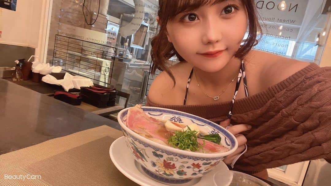 ななちゃさんのインスタグラム写真 - (ななちゃInstagram)「先日、護国寺にある MENSHOさんのラーメンを食べました💗🍜 甘めな醤油ラーメンで 麺も小麦の旨味が、 感じられてるおいしい！ なな茶は、和牛入りにして 贅沢気分を味わいました♪ レアなのも最高っっ✨ みんなは、どんなラーメンが好き？？？  #ラーメン女子　#MENSHO　#ラーメン #グラビア #アイドル　#tiktok #tiktokhot #動画編集 #summer #smile #gravure #gravureidol #グラビア #グラドル #インスタグラビア #グラビアアイドル  #水着 #bikinigirl #ビキニ #セクシー #asiangirls #asiansexy #bikinimodel  #japaneseidol #sexydress  #sexystyle #bikini #japanesegirl #アイドル」3月12日 23時09分 - nanacha_0211