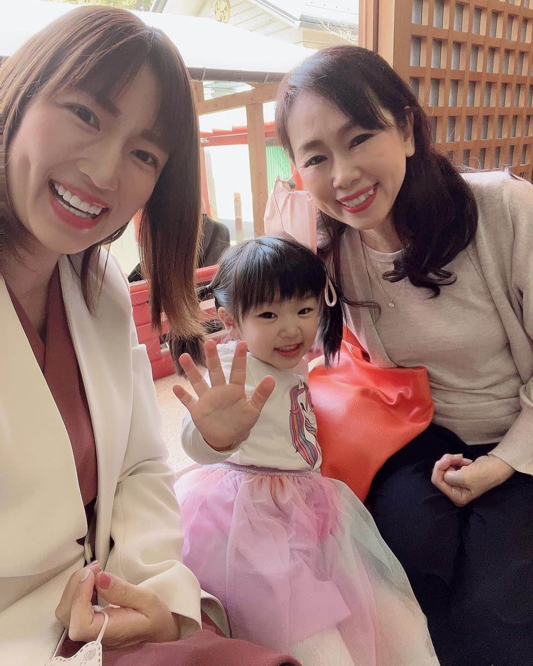 庄司ゆうこさんのインスタグラム写真 - (庄司ゆうこInstagram)「今日は日枝神社にお宮参りへ✨ 男の子は生後32日目に参拝すると言われているので今日で晴紀くんちょうど生後32日目で大安吉日、天気も良くて最高のお宮参り日和になりました☺️ 御祈祷中、ももちゃんもはるきくんも静かにしていてくれて一安心✨ 今日はカジュアルな服装で行ってしまいましたが、来月は写真館で着物着て撮影するから楽しみだなぁー🥰 #お宮参り#日枝神社#生後32日目#生後1か月#男の子ベビー#女の子#2歳11ヶ月#2人育児#2歳差育児#赤ちゃんのいる生活」3月12日 23時11分 - yuko.shoji