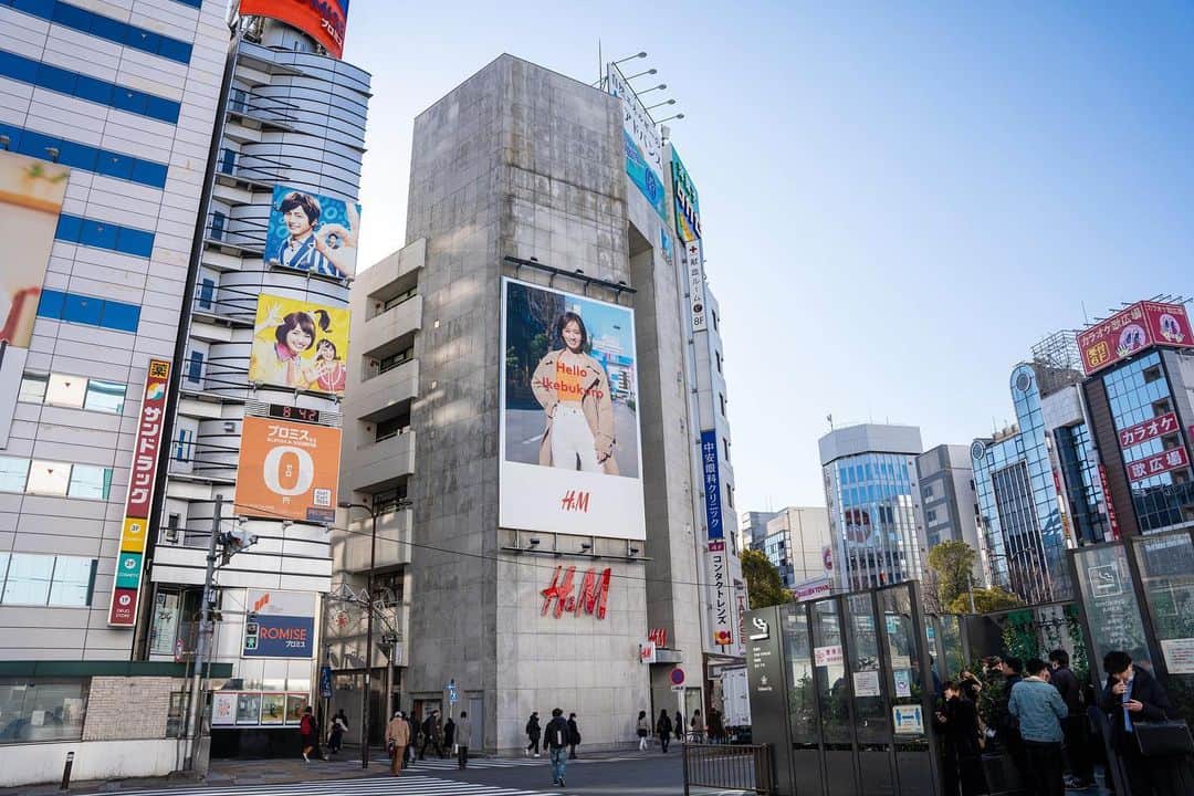 前田敦子さんのインスタグラム写真 - (前田敦子Instagram)「. 池袋に国内117店舗目の「H&M 池袋店」が3月1日にオープンしました👏おめでとうございます！  今回池袋店限定の広告をかざらせていただいてます。  池袋駅前にこんにちは🌞  H＆Mのスタッフの皆さんのダンス最高でした❤️‍🔥  #handm」3月13日 3時42分 - atsuko_maeda_official