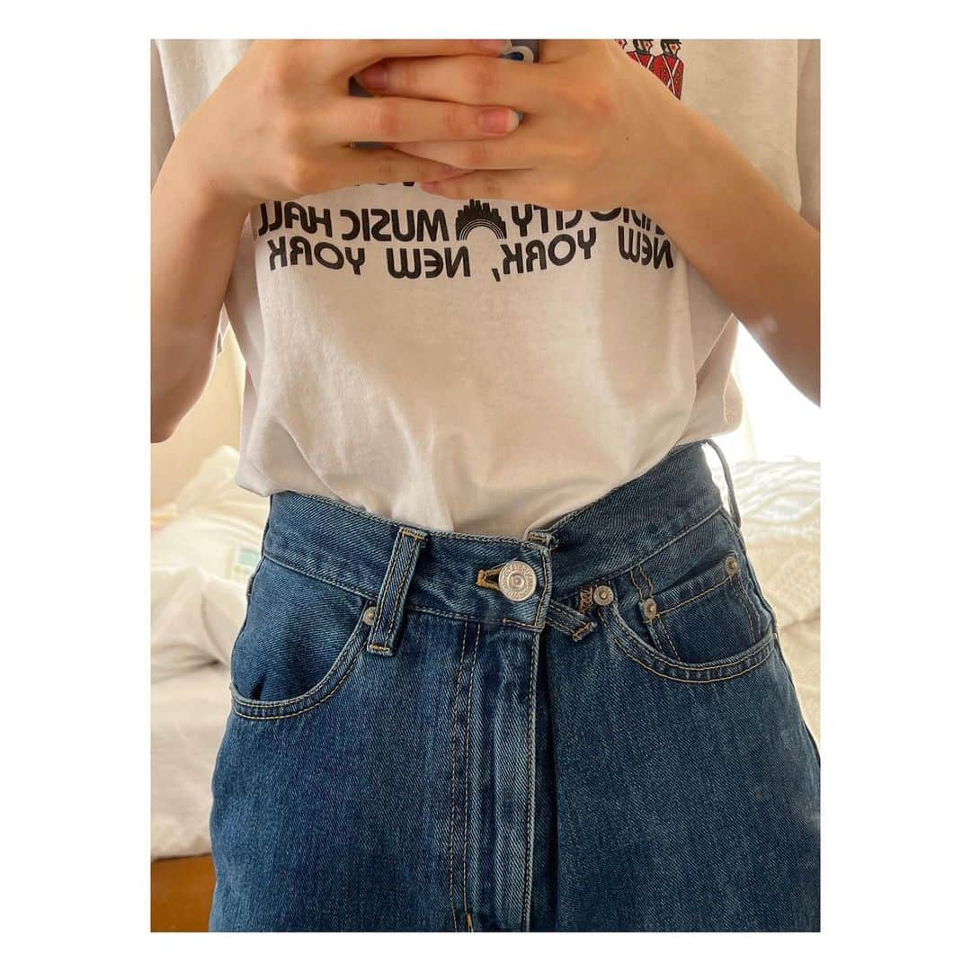 桃果さんのインスタグラム写真 - (桃果Instagram)「よくするデニムの履き方👖  大きめのサイズでダボっと履きたい時とかに ボタンをベルトループに引っ掛けてウエスト縮めるの。  でも、今年からはちゃんと スカートも履くって決めました。」3月13日 14時32分 - momoka_825_