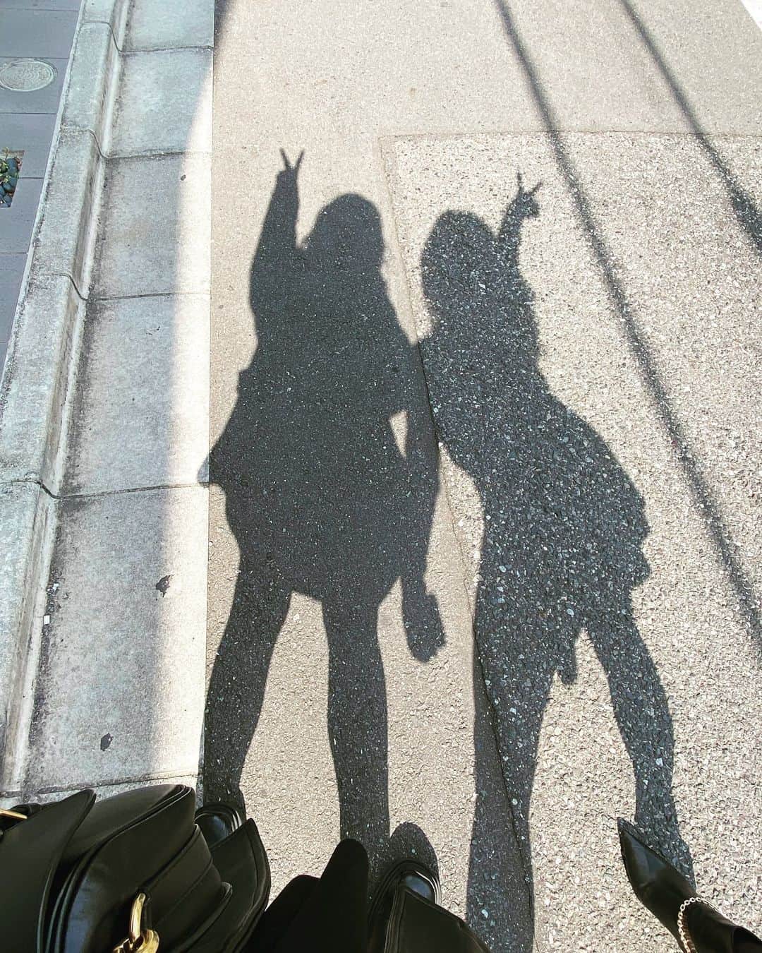 平田梨奈さんのインスタグラム写真 - (平田梨奈Instagram)「おにゅーのジャケット🖤 最近天気良くて気分も最高です✌︎  #黒コーデ #hirafashion #ootd」3月13日 14時48分 - hirari_official