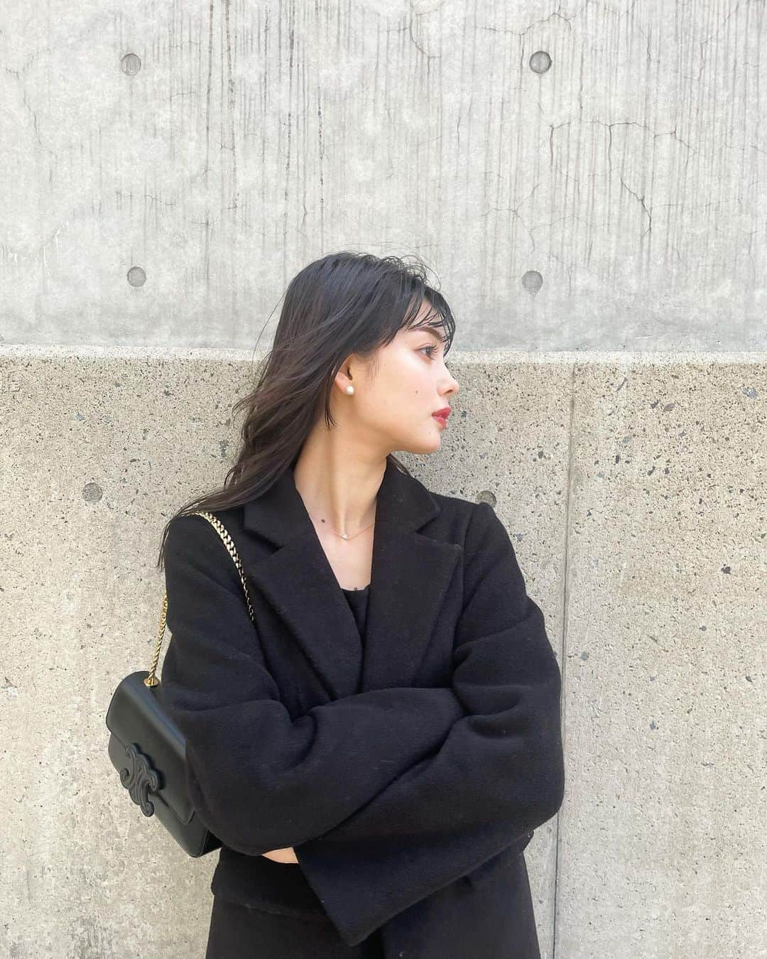 愛花さんのインスタグラム写真 - (愛花Instagram)「今日はクールなお洋服🖤🤍 大学生でよかったなーって思うことの一つに、美術館博物館がたくさんまわれるっていうところがある！👩‍🎨 周りの環境も整ってて自然豊かなのが好き🕊🌳  ピアス、ネックレス　@tiffanyandco  バッグ @CELINE #CELINECUIRTRIOMPHE  コート　@eimyistoire_official   天然石のジュエリーも欲しくなった。。。。。😌💙」3月13日 15時31分 - hi_erica_official