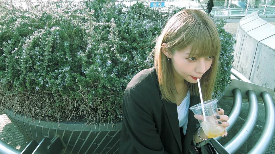 永田レイナさんのインスタグラム写真 - (永田レイナInstagram)「喉が渇きすぎて買った瞬間に「ゴンゴ」って飲んだのでほとんど入っていないゆず茶と、それを飲む(フリをする)わしと、それを撮るオモタニ氏 @kao0829air 。春ですね。」3月13日 19時20分 - reina_nagata