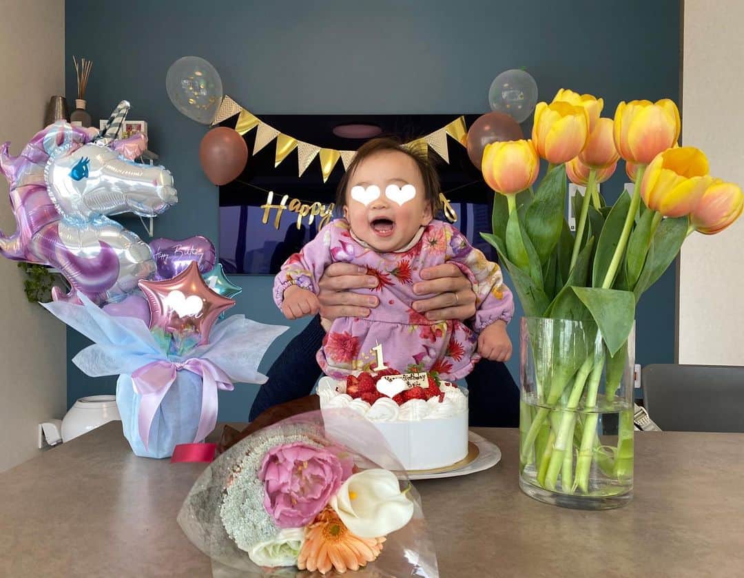 阿部優貴子さんのインスタグラム写真 - (阿部優貴子Instagram)「娘の一歳の誕生日🎂 朝から掃除して、スマッシュケーキ作って、 バルーン飾り付けて、黄色のチューリップが欲しくて、 3軒の花屋をハシゴ、、、🌷とずっと動いていたけど、 みんなで楽しく笑って、心地いい疲労感な1日。  この一年、本当に色んなことが変わったので やっぱり一歳の誕生日って感慨深いです。 すくすく成長してくれて毎日笑わせてくれて 本当にありがとう！ これからもたくさん楽しくすごそうね😌💘  #ファーストバースデー  #生まれてきてくれてありがとう  #一歳の誕生日」3月13日 19時57分 - abe_yuki94