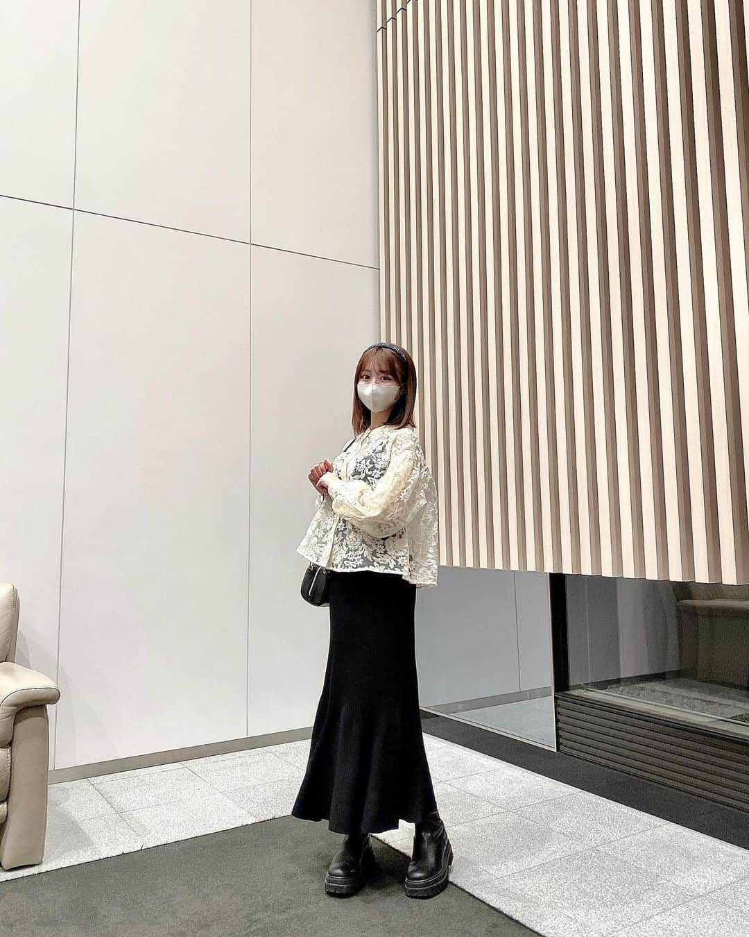 Ayanaさんのインスタグラム写真 - (AyanaInstagram)「today's outfit 🐈☾ ⁡ 暖かかったからもうすっかり春服🏸 GRLの花柄オーガンジーブラウス 🤎 丈の長さがどタイプ！ ⁡ 透けてる素材なのに 全然チクチクしなかった🤤🤤🤤 ⁡ 色味はオフホワイトと迷ったけれど アイボリーにして大正解🤎 ⁡ ⁡ tops @grl_official  onepiece @rienda_official  boots @milaowen_official  bag @snidel_official  ⁡ ⁡ ⁡ ⁡ #grl #グレイル #プチプラ #プチプラコーデ #grl購入品 #grlコーデ #グレイルコーデ  #高見えコーデ #ブラウスコーデ #rienda #キャミワンピース #キャミワンピ #着回し #着回しコーデ #春コーデ #春服  ⁡ ⁡ ⁡ ⁡」3月13日 21時00分 - naalunlun