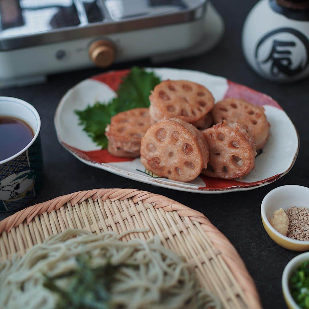 喜田彩子さんのインスタグラム写真 - (喜田彩子Instagram)「＼“てのひら便”でおうちランチ🍽／ ⁡ ⁡ 第4回。今回で最後。 新潟県産の旬の食材が沢山入った 「てのひら新潟 定期便」が届いたので 本日はお腹いっぱい贅沢おうちランチでした✨ ⁡ ⁡ 今回の「てのひら新潟 定期便」は... ⁡ と〜っても大粒でと〜っても甘く 華やかな香りの新潟のブランドいちご【越後姫】や これまたと〜っても大ぶり！！ 清らかな伏流水で育った肉厚のある【殿様椎茸】 この大きさには子供達ビックリ！！ そのまま焼いてバター醤油でいただきました🍄 ⁡ 加熱するとスイーツのように甘くクリーミーな さつまいもの【いもジェンヌ】は 半分を“さつまいもごはん”に 半分は“さつまいもの蒸しパン”にしました🍠✨ ⁡ ⁡ その他にも... 📝へぎそば ほんのり磯の風味が漂い コシが強くつるつるとしたのど越しが◎ ⁡ 📝白ワイン「カーブドッチ ファンピー」 新潟市内の砂丘地にあるワイナリーで造られる 食用ぶどうを使った白ワイン。 洗練された果実味が魅力🍷 ⁡ ⁡ ⁡ 第4回も食材の宝庫新潟県から ELLE GORMETが選りすぐった旬の食材が届き大満足です♡♡ ⁡ ⁡ 家族に旬の食材を食べてもらえることはとても嬉しいし 知らなかった新潟産の美味しい食材に出会え 料理することがとても楽しかったです🥘🥗 ⁡ ⁡ 「てのひら新潟定期便」𓅙ˎˊ˗ 3月20日まで申込み可能◎ 【URL】 https://tenohira-niigata.com/teikibin/ ⁡ ⁡ #てのひら新潟定期便 #新潟 #お取り寄せ #グルメ #料理 #とのさましいたけ #いちご #へぎそば #カーブドッチ #いもジェンヌ #pr #cooking #cookingram #요리 #food #foodpic #foodstagram #おうちごはん #料理 #喜田家ごはん #anyoung_kitchen」3月13日 21時19分 - ayacokida