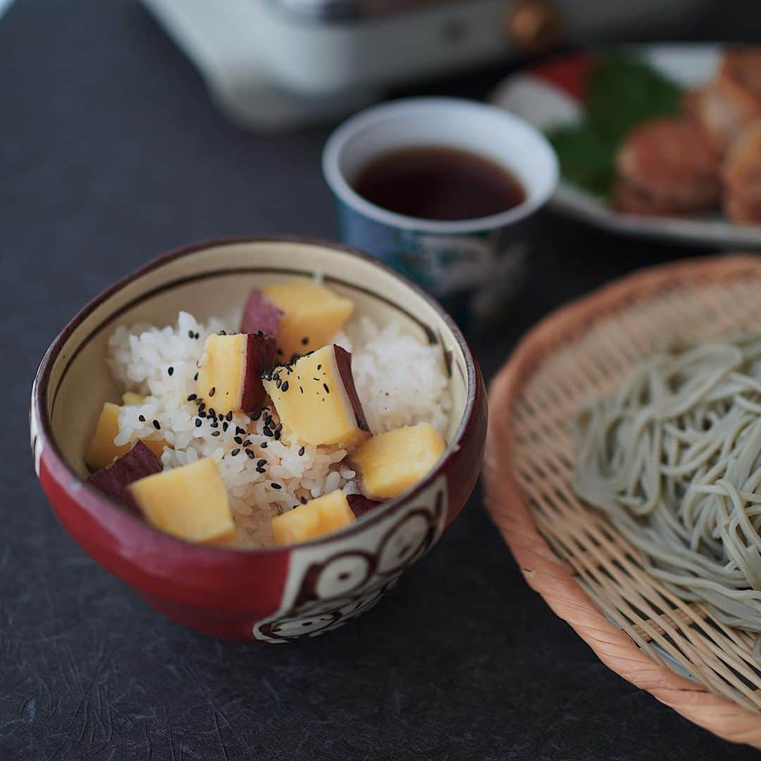 喜田彩子さんのインスタグラム写真 - (喜田彩子Instagram)「＼“てのひら便”でおうちランチ🍽／ ⁡ ⁡ 第4回。今回で最後。 新潟県産の旬の食材が沢山入った 「てのひら新潟 定期便」が届いたので 本日はお腹いっぱい贅沢おうちランチでした✨ ⁡ ⁡ 今回の「てのひら新潟 定期便」は... ⁡ と〜っても大粒でと〜っても甘く 華やかな香りの新潟のブランドいちご【越後姫】や これまたと〜っても大ぶり！！ 清らかな伏流水で育った肉厚のある【殿様椎茸】 この大きさには子供達ビックリ！！ そのまま焼いてバター醤油でいただきました🍄 ⁡ 加熱するとスイーツのように甘くクリーミーな さつまいもの【いもジェンヌ】は 半分を“さつまいもごはん”に 半分は“さつまいもの蒸しパン”にしました🍠✨ ⁡ ⁡ その他にも... 📝へぎそば ほんのり磯の風味が漂い コシが強くつるつるとしたのど越しが◎ ⁡ 📝白ワイン「カーブドッチ ファンピー」 新潟市内の砂丘地にあるワイナリーで造られる 食用ぶどうを使った白ワイン。 洗練された果実味が魅力🍷 ⁡ ⁡ ⁡ 第4回も食材の宝庫新潟県から ELLE GORMETが選りすぐった旬の食材が届き大満足です♡♡ ⁡ ⁡ 家族に旬の食材を食べてもらえることはとても嬉しいし 知らなかった新潟産の美味しい食材に出会え 料理することがとても楽しかったです🥘🥗 ⁡ ⁡ 「てのひら新潟定期便」𓅙ˎˊ˗ 3月20日まで申込み可能◎ 【URL】 https://tenohira-niigata.com/teikibin/ ⁡ ⁡ #てのひら新潟定期便 #新潟 #お取り寄せ #グルメ #料理 #とのさましいたけ #いちご #へぎそば #カーブドッチ #いもジェンヌ #pr #cooking #cookingram #요리 #food #foodpic #foodstagram #おうちごはん #料理 #喜田家ごはん #anyoung_kitchen」3月13日 21時19分 - ayacokida