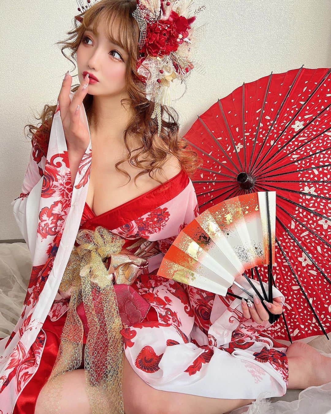 まゆぴちゅーさんのインスタグラム写真 - (まゆぴちゅーInstagram)「花魁💋💋💋  初の花魁撮影❤︎❤︎❤︎ お気に入りすぎたなぁぁぁああ😭💓💓💓  赤色の花魁で、帯とか髪飾りとか小物とか 全て可愛すぎて世界観良すぎた🙈💓💓！  だいすけさんすごい😭💓💓💓 ▶︎ @daisuke_5511   ヘアメから撮影まで全てやってくれるんだけど センスの塊すぎるから、 誰でも撮影依頼できるしぜひ依頼してみてね❤︎ . . 何枚目がお好みでしょうか？🥰🥰 . . . #花魁 #花魁撮影 #花魁メイク #花魁ヘア #撮影データ #ヘアアレンジ #ヘアメイク #ホリージョ #ホリージョ撮影 #ビジョビ」3月13日 21時25分 - mayu_03pichu