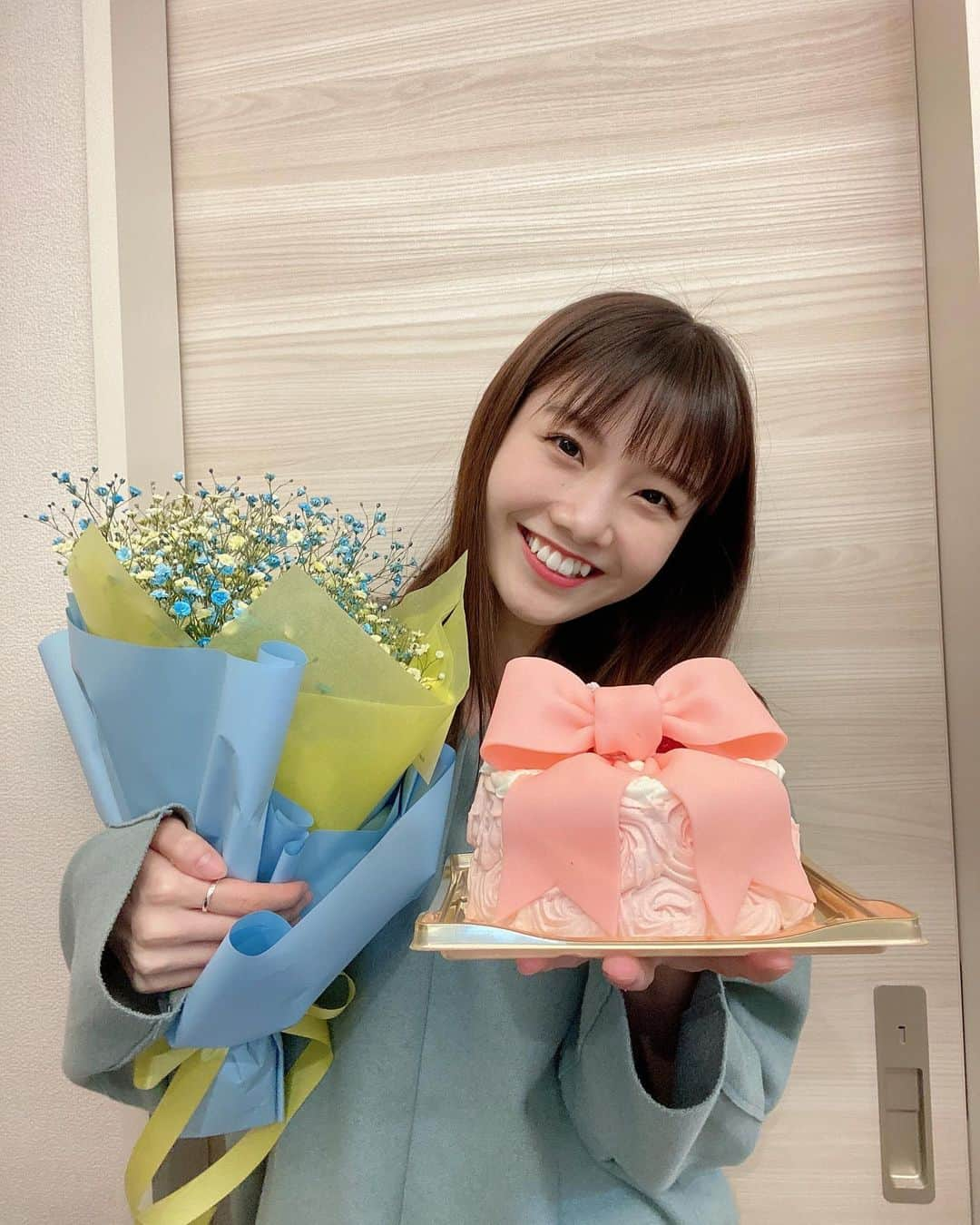 MOMOKAさんのインスタグラム写真 - (MOMOKAInstagram)「・ 22✌️✌️ 沢山のお祝いの言葉ありがとうございますー！🥳  21歳は変化の多い1年だったからなあ...ほんと色々ありすぎた😂😂😂！ 気持ちがついていけないこともあったし、悩むことも多かったけど、新しいことに挑戦したり、沢山の人と出会えたりもして、いろんな意味で濃かったなー！  22歳ものびのびと楽しく過ごせたらいいな〜充実した年になるように頑張るー！😊  22歳の私もよろしくお願いします🥰 そしてお母さん！産んでくれてありがとうーー！❤︎」3月13日 22時19分 - momoka_jewel