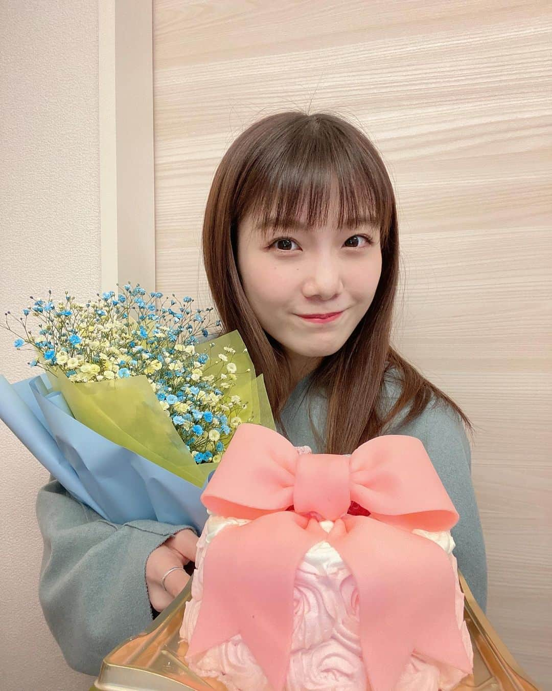 MOMOKAさんのインスタグラム写真 - (MOMOKAInstagram)「・ 22✌️✌️ 沢山のお祝いの言葉ありがとうございますー！🥳  21歳は変化の多い1年だったからなあ...ほんと色々ありすぎた😂😂😂！ 気持ちがついていけないこともあったし、悩むことも多かったけど、新しいことに挑戦したり、沢山の人と出会えたりもして、いろんな意味で濃かったなー！  22歳ものびのびと楽しく過ごせたらいいな〜充実した年になるように頑張るー！😊  22歳の私もよろしくお願いします🥰 そしてお母さん！産んでくれてありがとうーー！❤︎」3月13日 22時19分 - momoka_jewel