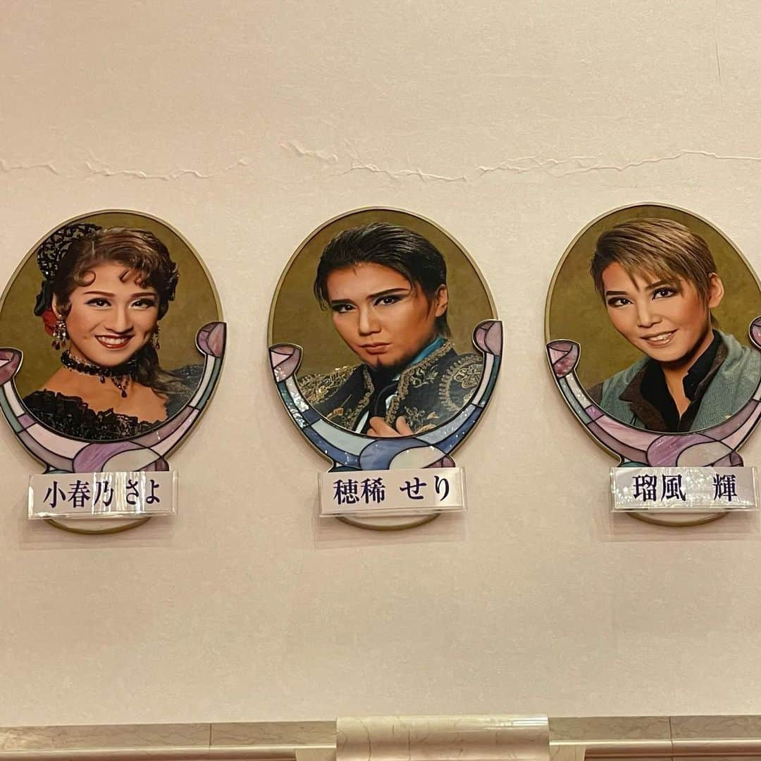 風輝駿さんのインスタグラム写真 - (風輝駿Instagram)「* ⁡ 本日は宝塚大劇場、宙組公演の千秋楽 大変短い公演期間ではありましたが、無事に初日の幕が開き、そしてまた無事にこの千秋楽の日を迎えることが出来て本当によかったと思っております。 そのような中、私自身ご縁がありこの公演を観劇させて頂く事が出来とても幸せでした。 在団中に私が大変お世話になりましたこの度のご卒業式される方々にとりまして、最っっっ高の1日になりますよう心より祈っております。 そして宙組をいつも応援して下さいます全てのファンの方々にとっても素晴らしい1日となりますように。 ⁡ ⁡ ⁡ ほま、1日頑張ってーーー！！！！！ ⁡ ⁡ ⁡ ⁡ ⁡ #宝塚歌劇団 #宙組 #真風涼帆 さん #潤花 ちゃん #neversaygoodbye #ネバセイ #小春乃さよ #穂稀せり #瑠風輝 #98期 #春瀬央季 さん #瀬戸花まり さん #水香依千 さん #愛海ひかる さん #宝塚大劇場 #千秋楽」3月14日 8時30分 - shun.721.miki.125