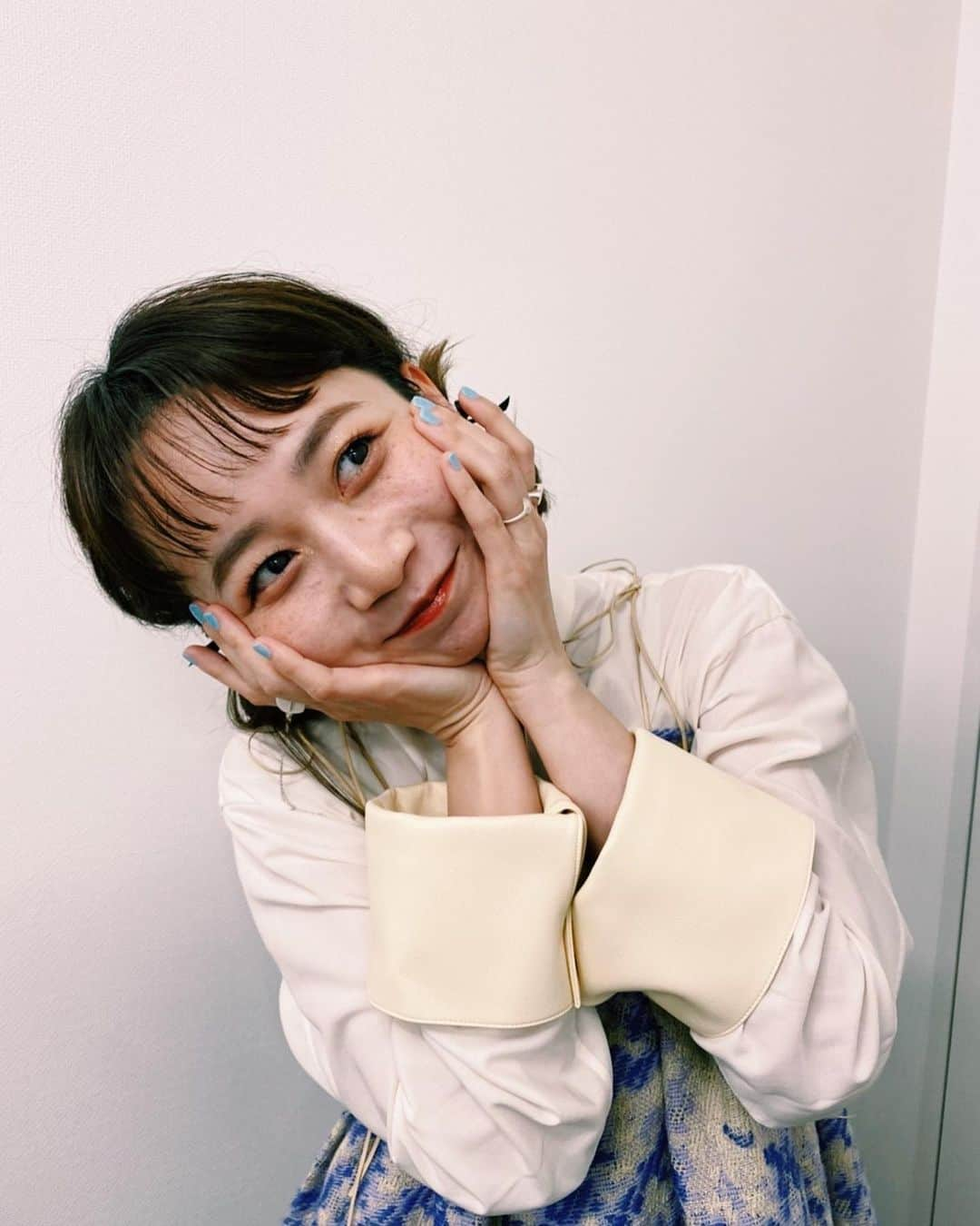 三戸なつめさんのインスタグラム写真 - (三戸なつめInstagram)「昨日は奈良でお仕事がありました🌸東京よりも気温があったかい気がして奈良にも春が来たんだなぁって当たり前のことなんだけど、なんだか嬉しかった☺️ 2度目のコンベンションセンターでNHKさんが主催する奈良のお水取り・東大寺修二会を8Kの大画面で鑑賞させていただきました。 とっても深い歴史と信念を感じられて、胸がギュッとなりました。 お水取りの映像を通して、世界の平和とコロナの終息、自分のファンのみんなや周りの大切な人たちが豊かで笑顔溢れる毎日になりますように。無力ながら映像を見ながらわたしも願いました。 このタイミングで、奈良のお水取りのことを改めて勉強できてよかったなぁと感じた1日でした。 今日もあったかい1日ですねー☀️ 当たり前にある毎日に感謝してほのぼのとしゃかりきをうまく交わらせて頑張りたい🏋️‍♀️ みんなも1週間のはじまり、気楽にやりましょう〜🌸 . hair make @seika73  styling @komiyama8  ありがとうー☺️🌸 #mito_natsume」3月14日 9時17分 - mito_natsume