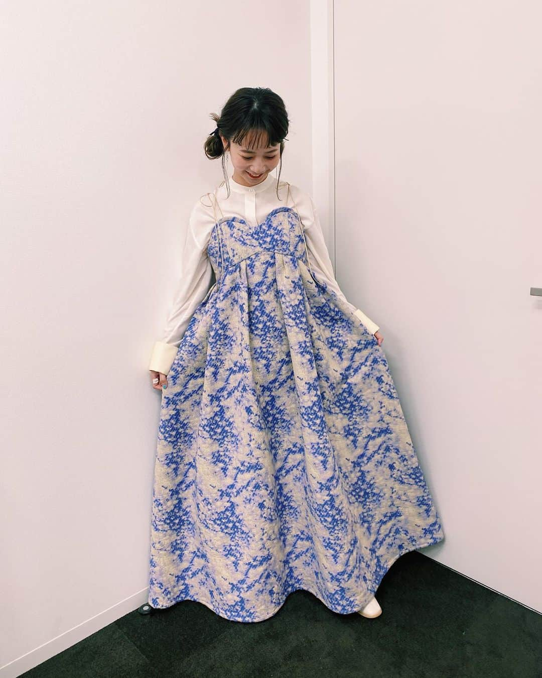 三戸なつめさんのインスタグラム写真 - (三戸なつめInstagram)「昨日は奈良でお仕事がありました🌸東京よりも気温があったかい気がして奈良にも春が来たんだなぁって当たり前のことなんだけど、なんだか嬉しかった☺️ 2度目のコンベンションセンターでNHKさんが主催する奈良のお水取り・東大寺修二会を8Kの大画面で鑑賞させていただきました。 とっても深い歴史と信念を感じられて、胸がギュッとなりました。 お水取りの映像を通して、世界の平和とコロナの終息、自分のファンのみんなや周りの大切な人たちが豊かで笑顔溢れる毎日になりますように。無力ながら映像を見ながらわたしも願いました。 このタイミングで、奈良のお水取りのことを改めて勉強できてよかったなぁと感じた1日でした。 今日もあったかい1日ですねー☀️ 当たり前にある毎日に感謝してほのぼのとしゃかりきをうまく交わらせて頑張りたい🏋️‍♀️ みんなも1週間のはじまり、気楽にやりましょう〜🌸 . hair make @seika73  styling @komiyama8  ありがとうー☺️🌸 #mito_natsume」3月14日 9時17分 - mito_natsume