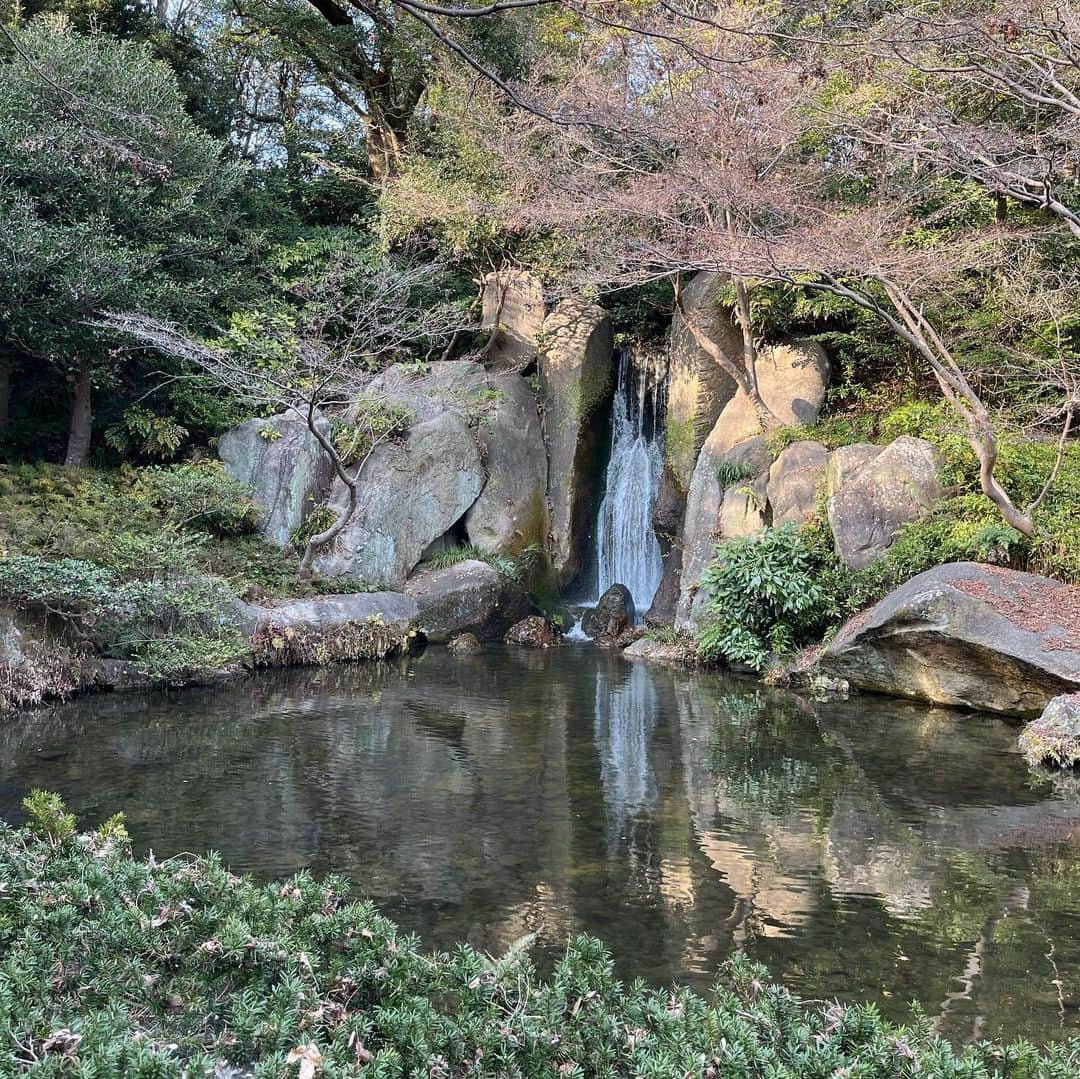 荒木宏文さんのインスタグラム写真 - (荒木宏文Instagram)「とても興味深い空間での芝居になりました。 徳川家康、この本丸のにっかり青江にはとても大きな意味を持っているのだと感じさせられた公演だった。 そう思っているのはお客さんの中にも多くいたんだと思う。 御当地台詞の所で伝わってくる客席からの空気が凄くて…。 個人的に静岡公演は「勝利の凱歌」が色濃く溢れてきた。 あの頃の思い出が濃い役になってた気がする。 全部大切に思っても、時期や場所、シチュエーションが変わると浮かぶ絵は変わる。 面白い。 いつも新鮮に立たせてくれる、客席からの新鮮な空気。 その空気を吸うその時にしか生まれまい役を精一杯生きよう。  #ミュージカル刀剣乱舞 #にっかり青江 #単騎出陣 #静岡公演 #静岡県」3月14日 12時12分 - araki_hiro0614