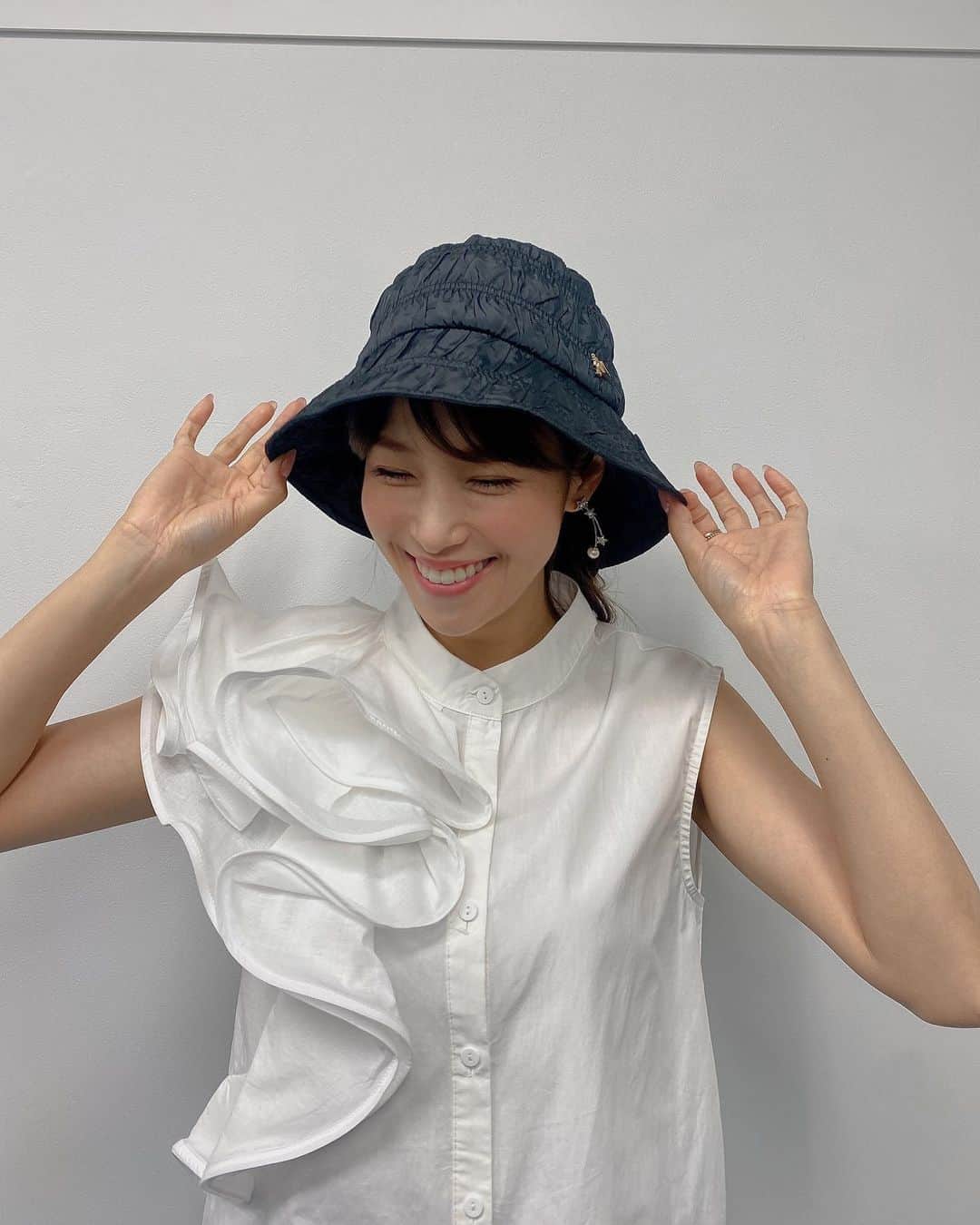 鷲見玲奈さんのインスタグラム写真 - (鷲見玲奈Instagram)「. @uccellinobebe.jp の折り畳める帽子💛  あっという間に夏みたいな気候になって、なんだか時空を超えたみたい😳  衣装はITトレンドEXPOのときのものです🌷」3月14日 12時22分 - sumi__reina
