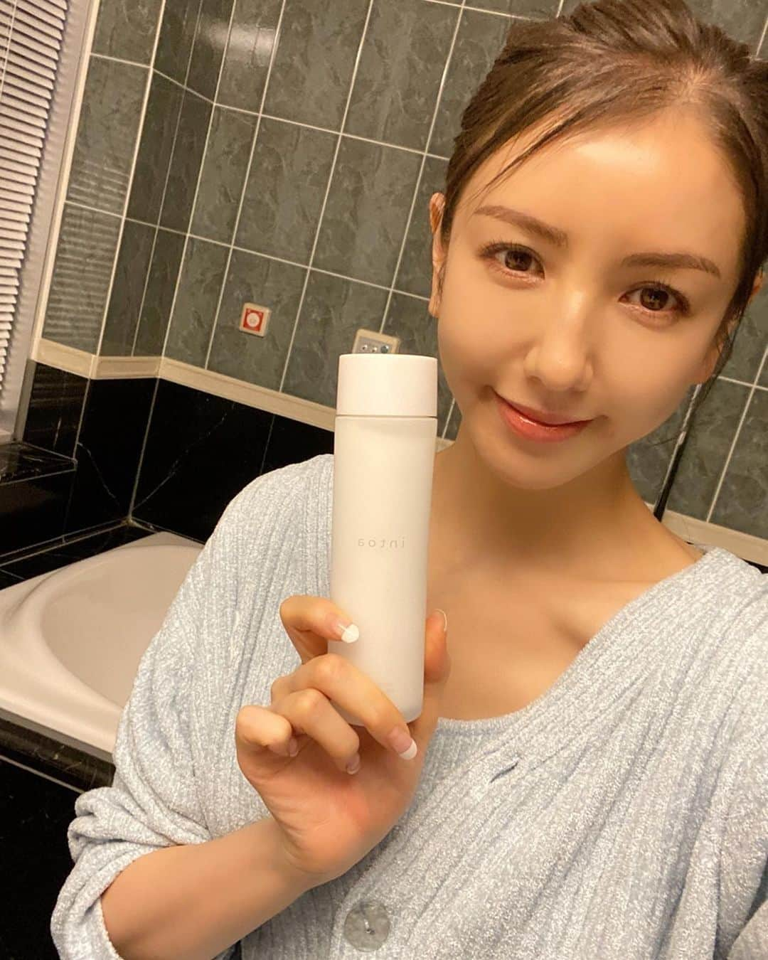 美香さんのインスタグラム写真 - (美香Instagram)「季節の変わり目。 お肌が敏感になりますよね💦 わたしは乾燥しやすくなります。 そんなときに頼りになるのが @intoa_official 💗 美容オイルがたっぷり入っているのに、ぱしゃっと気持ちいい水感の保湿液で、 しかも界面活性剤フリー！ 新発想のシンプルなスキンシップブランドです。 1本5役のオールインワンなので忙しいママにも🙆‍♀️ とにかく保湿力が良くて、 すぐ乾くなぁとか何か物足りないなぁといったことは皆無。 保湿だけでなく、肌をいたわりながらシミやシワもケアしてくれます。 じゅわわわぁっとした新感覚なテクスチャーで 保湿たっぷりもっちり感を求めている方にとてもオススメです☺️  #イントア#intoa#モイスチャライザー#PR#オールインワン #ナイアシンアミド#オイルケア#医薬部外品#NICORIO#ニコリオ」3月14日 16時11分 - mikaofficial99