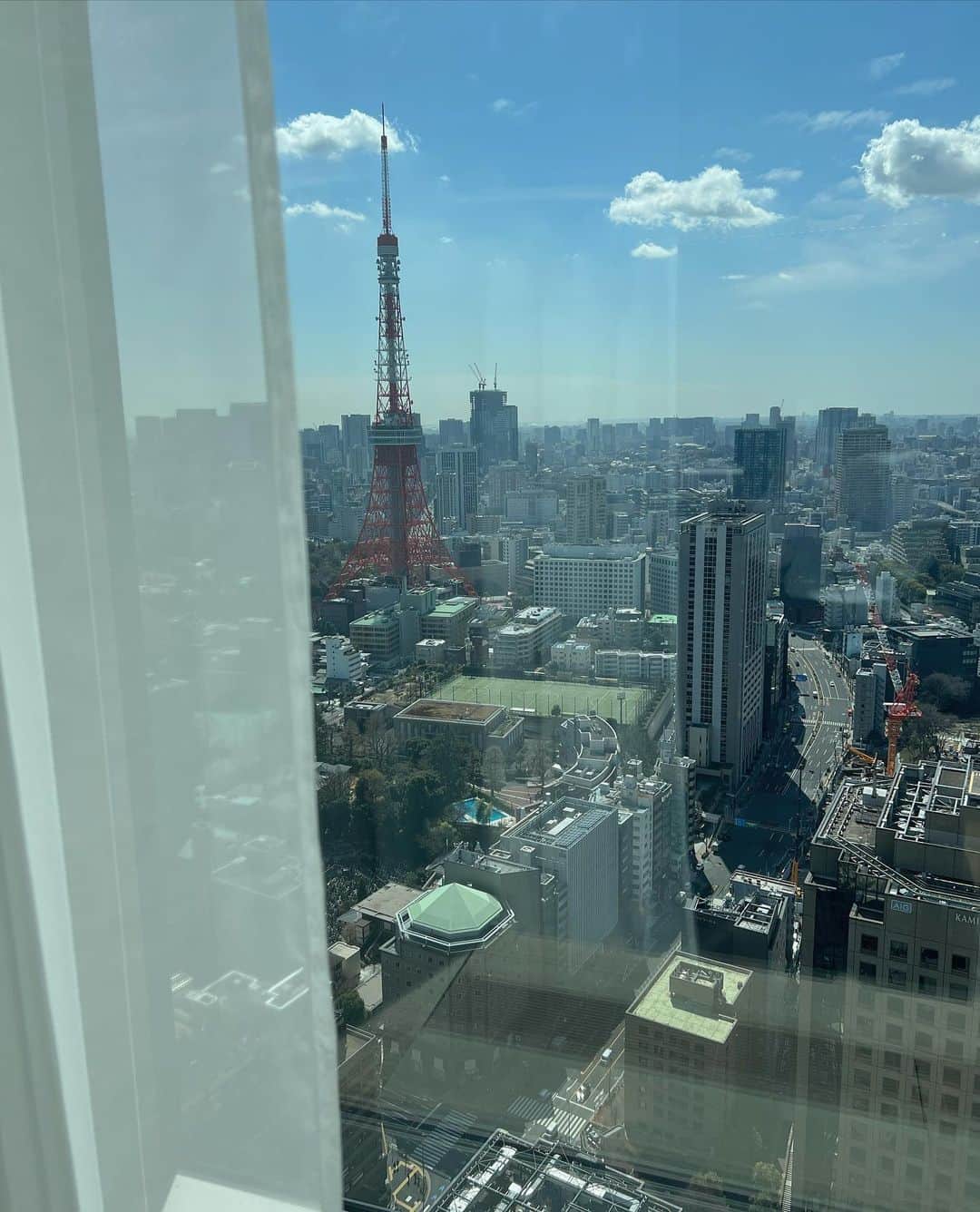 林村ゆかりさんのインスタグラム写真 - (林村ゆかりInstagram)「美女と虎ノ門エディション🫖💛 緑がいっぱい。 今日は暖かくて窓際気持ちよかったです。（暑いくらい）笑  #afternoontea #アフタヌーンティー#虎ノ門エディション #edition#東京アフタヌーンティー」3月14日 17時59分 - yukarice0