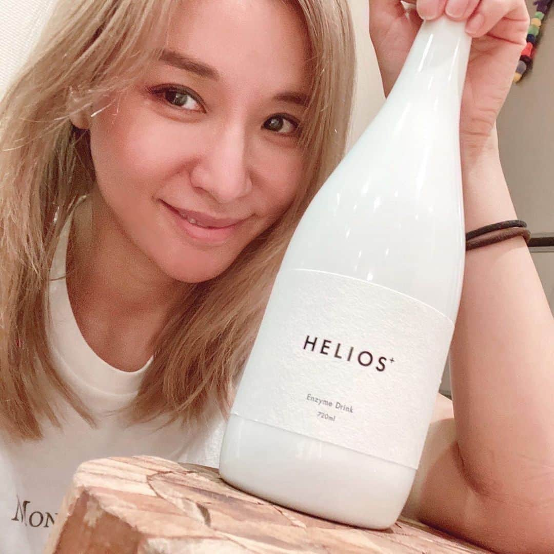 鈴木紗理奈さんのインスタグラム写真 - (鈴木紗理奈Instagram)「暴飲暴食した後や吹き出物ができた時によくしてる半日ファスティング、 花粉症もひどくなってきてデトックスも必要なので @heliostokyo から新しく発売された酵素ドリンクでやってみる‼︎  わたしのファスティング法は 朝起きてから酵素ドリンクを飲んで 口にするのは夜に軽い和食の1食だけ。 好きなものを食べて、1週間のトータルの食事を半日ファスティングで調整したらストレスなくできるよ。  初心者でも半日ファスティングは楽にできて効果もあるからお勧め😊  ⾝体の活動に必要なブドウ糖や果糖などのエネルギー源や、新陳代謝に必要なビタミン・ミネラルなどの栄養成分や抗酸化物質などもを効率よくドリンクで補給ができるから、体内に負担をかけることなく、⽇頃の健康維持や体調管理などにも良い👍  発売記念を称して、スマートニュースからクーポンが発行されてるよ 『SmartNews2022』のクーポンをカートに入れると、2022/04/15まで10%OFFで購入ができます。  体質改善、アンチエイジングしたい方是非どうぞ  #helios #酵素ドリンク #pr #SmartNews #スマートニュース」3月14日 18時06分 - munehirovoice