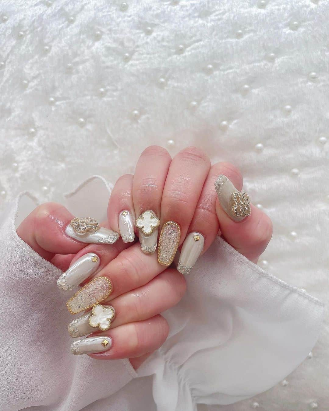 まゆぴちゅーさんのインスタグラム写真 - (まゆぴちゅーInstagram)「𝘕𝘦𝘸 𝘕𝘢𝘪𝘭💅💎  今回ベージュ系のベースにミラーパウダー やってキラキラにして🪞✨ ガラスフレンチと初のピクシーネイル🦄❤︎  からのバンクリのパーツつけて、 今回もキラキラ可愛すぎるネイル🥰💓！  いつもありがとうございます🙈💋 最近行き始めてハマったサロンと、 担当のわかなさん💅✩ ▶︎ @kanan_xxv   サロンは外苑前から徒歩1分のfeinだよ💎 ▶︎ @fein.aoyama  . .  まゆのネイルツボって 言ってくれる方いてくれて嬉しい☺️💓♪ . . . #ネイルデザイン #スクエアネイル #ミラーネイル #ガラスフレンチ #フレンチネイルデザイン #キラキラネイル #ピクシーネイル #バンクリネイル #ネイルデザイン人気 #ネイルデザイン2022 #パーツネイル」3月14日 18時21分 - mayu_03pichu